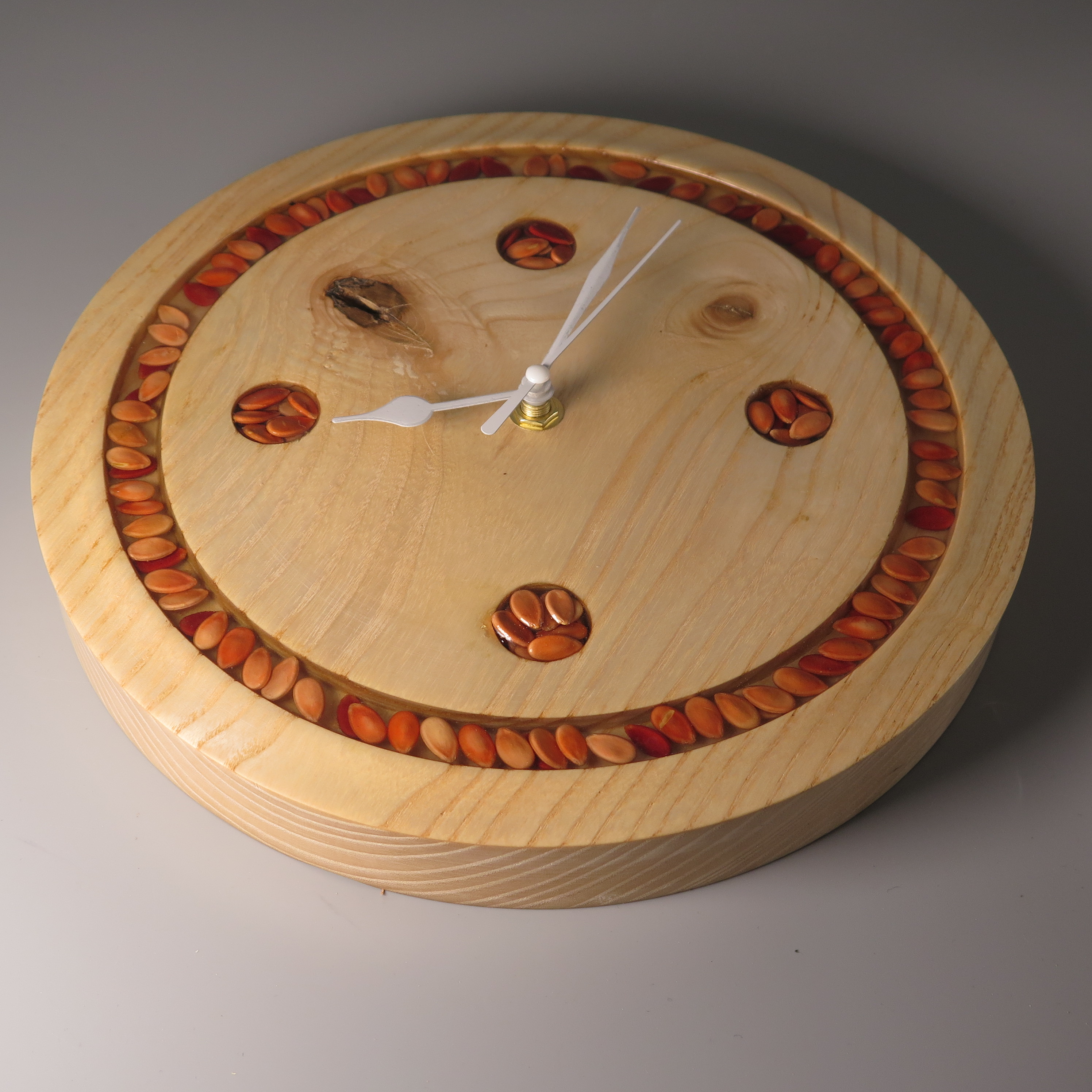 Horloge murale "Cucurbitale" en érable et graines de potimarron.