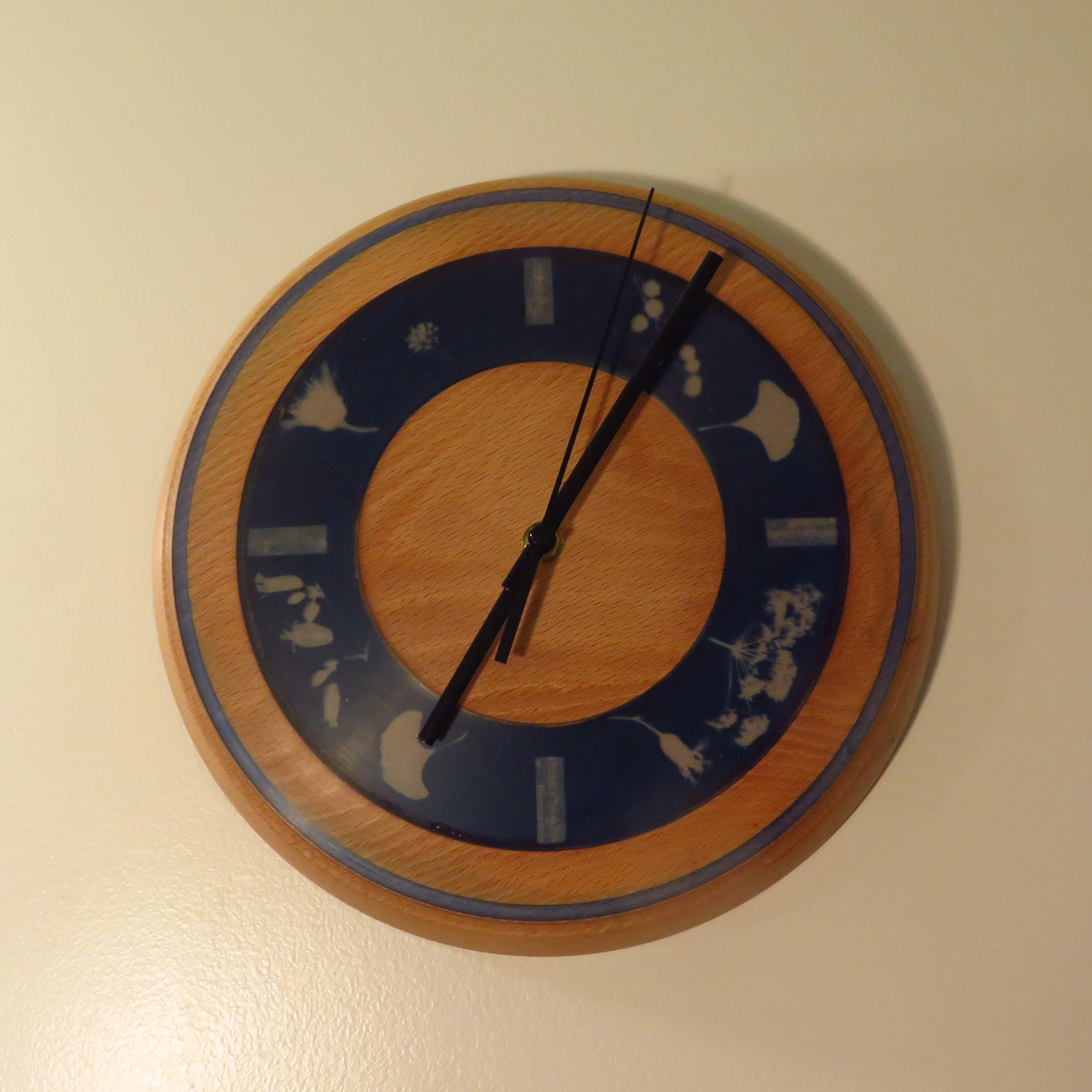 Horloge murale "Biloblue" en hêtre et cyanotype