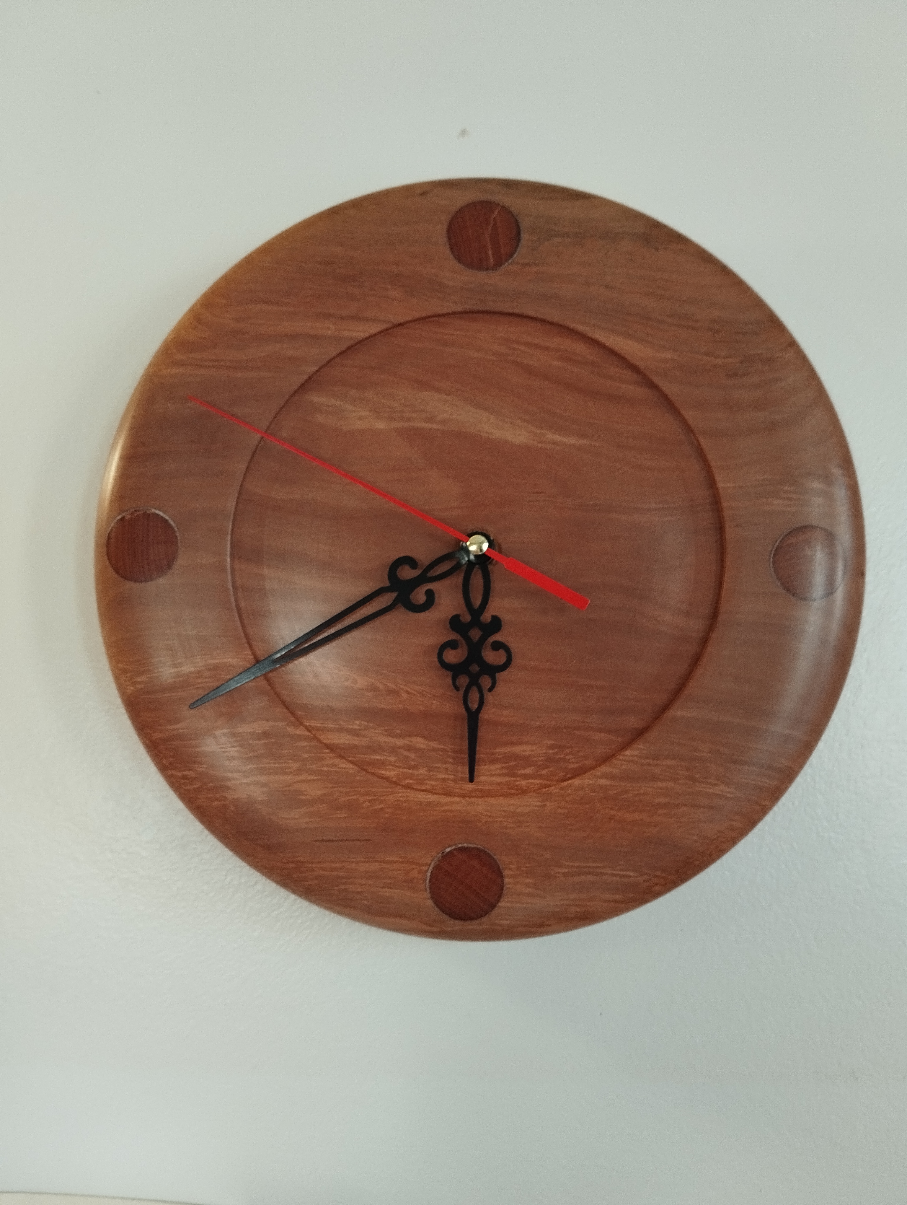 Horloge "Donut" en poirier 