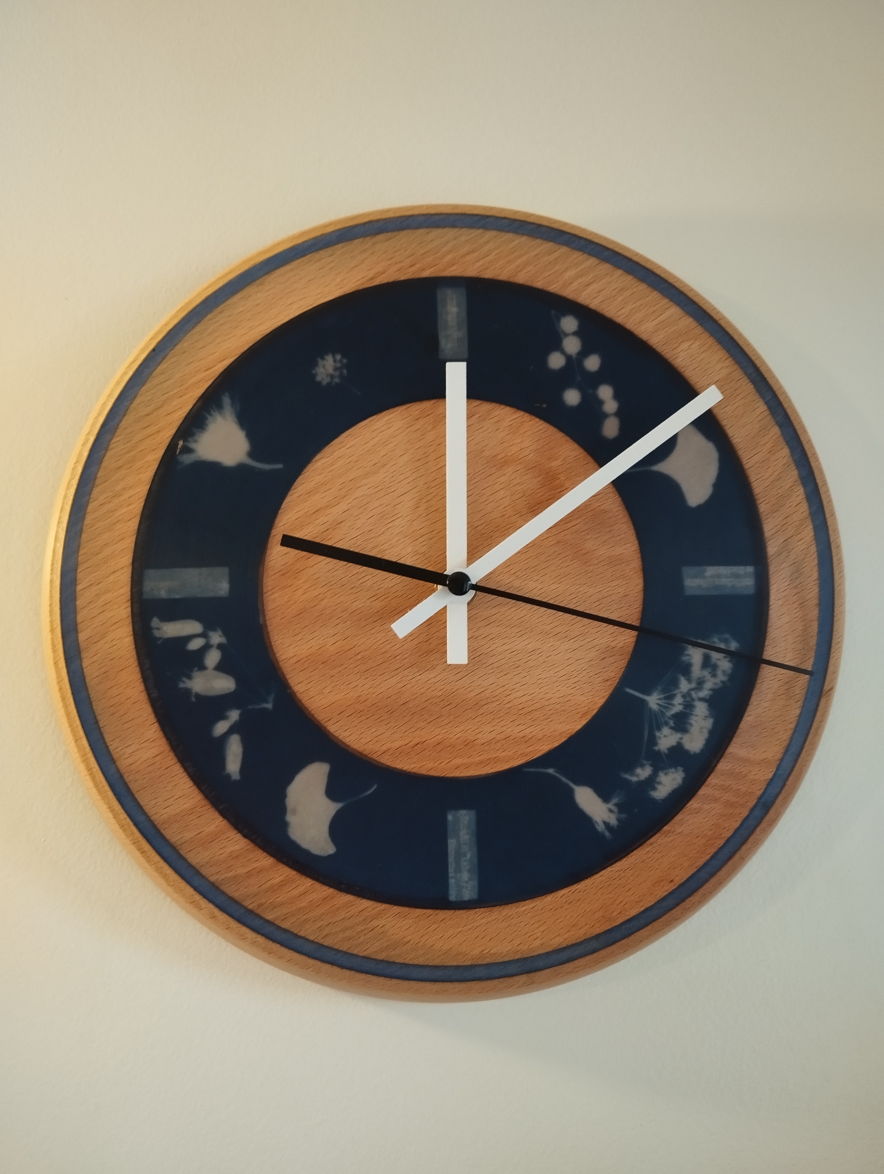 Horloge murale "Biloblue" en hêtre et cyanotype