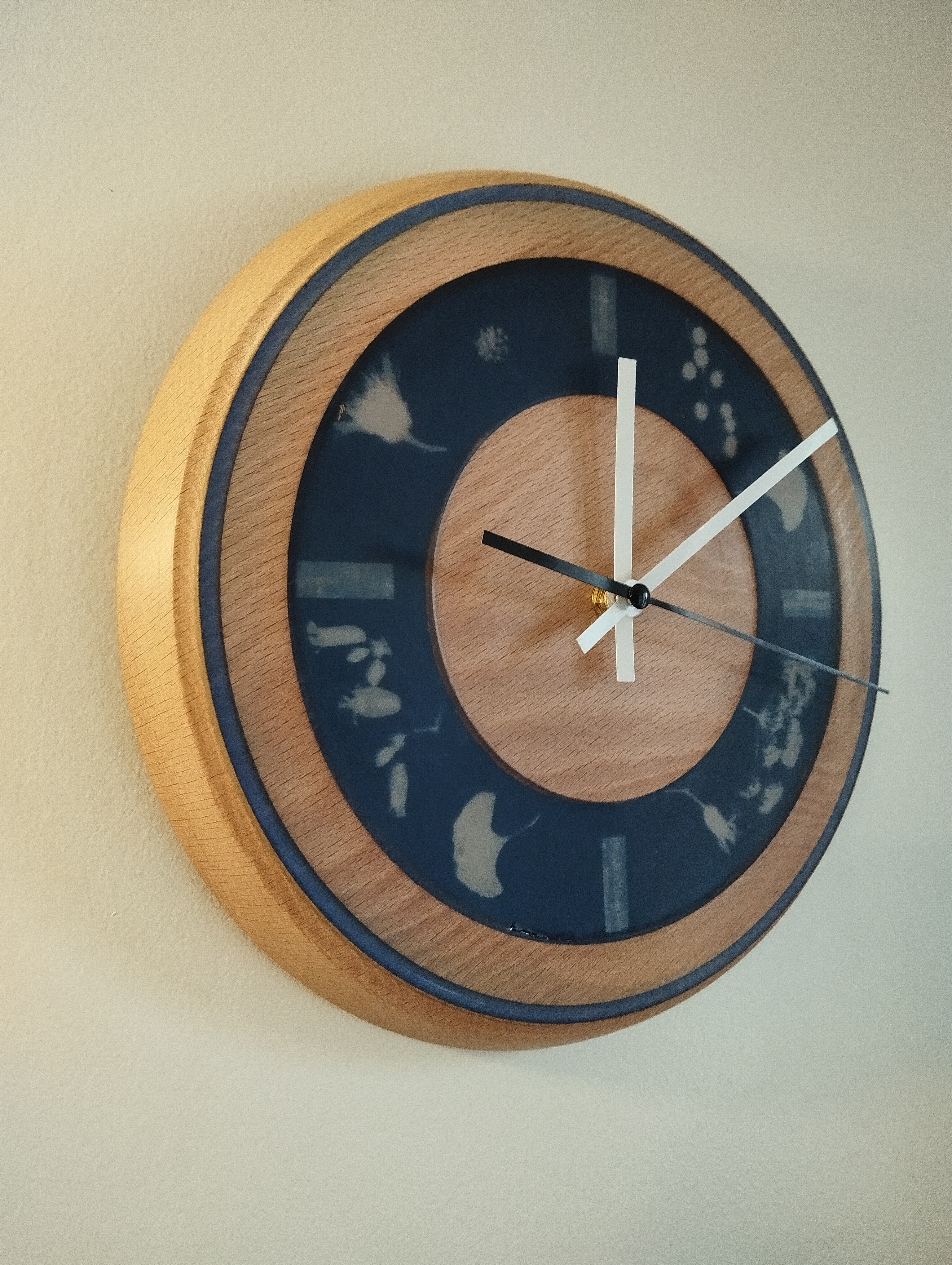 Horloge murale "Biloblue" en hêtre et cyanotype