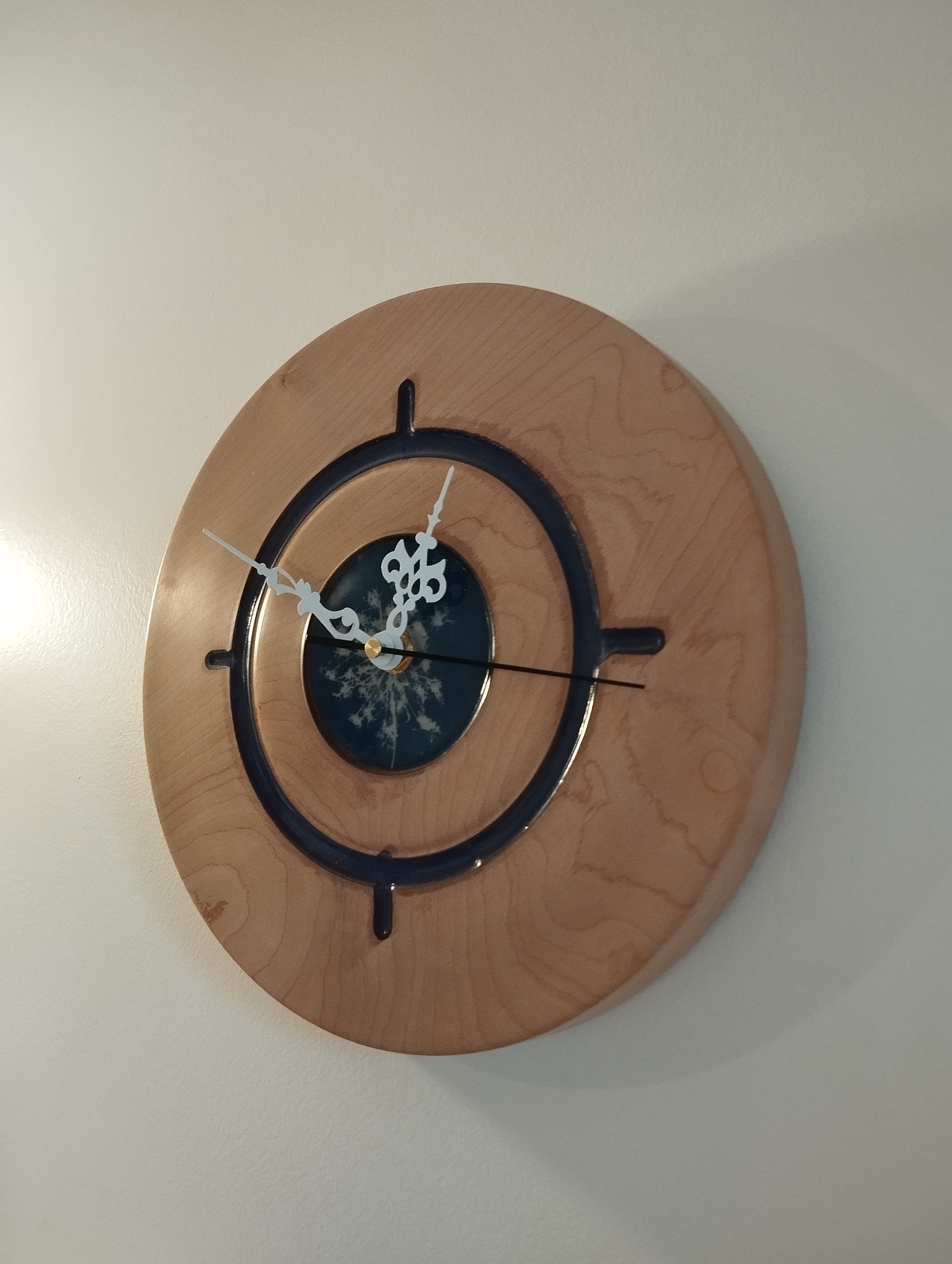 Horloge murale "Fleurs bleues" en érable et cyanotype