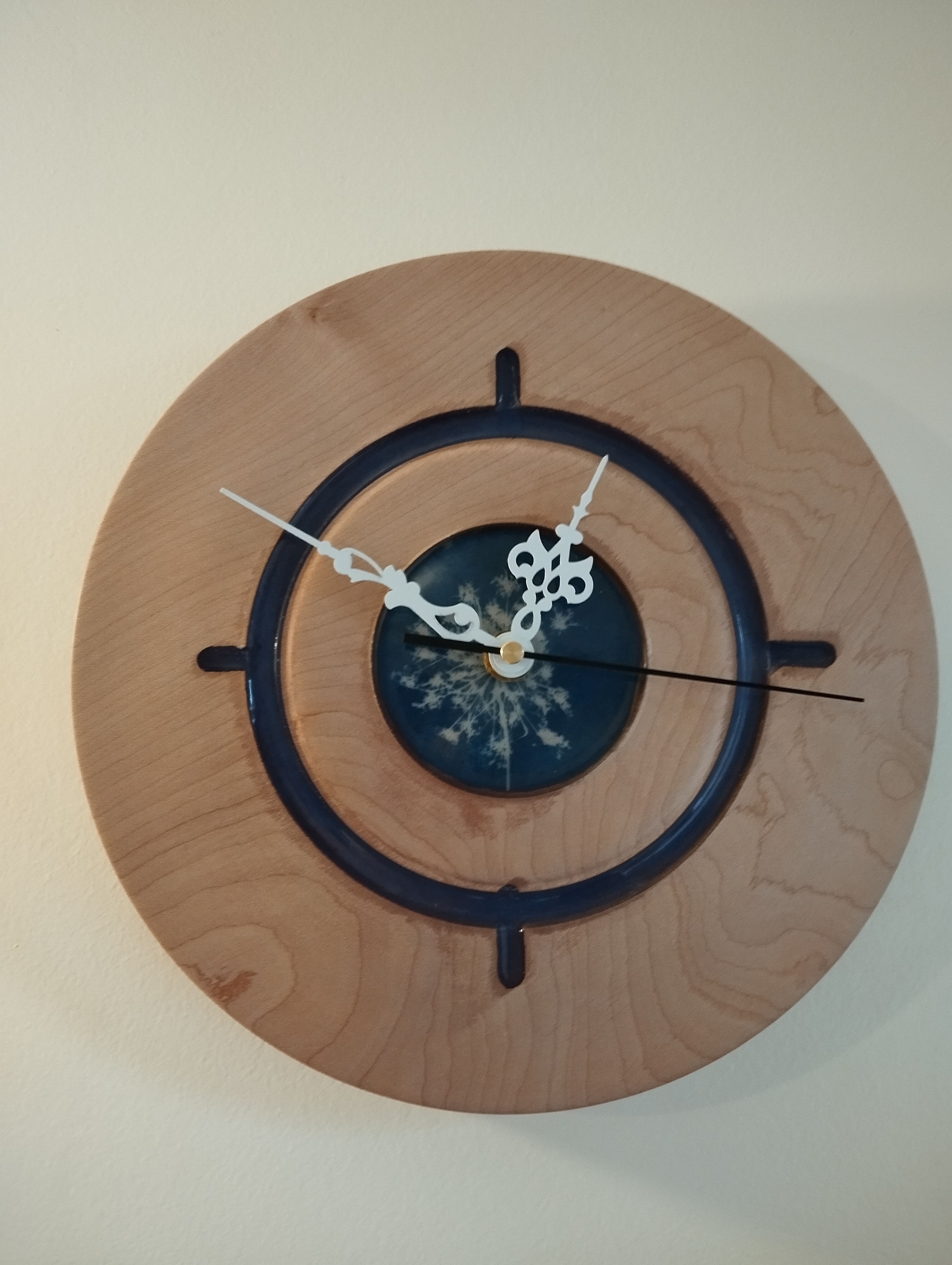 Horloge murale "Fleurs bleues" en érable et cyanotype