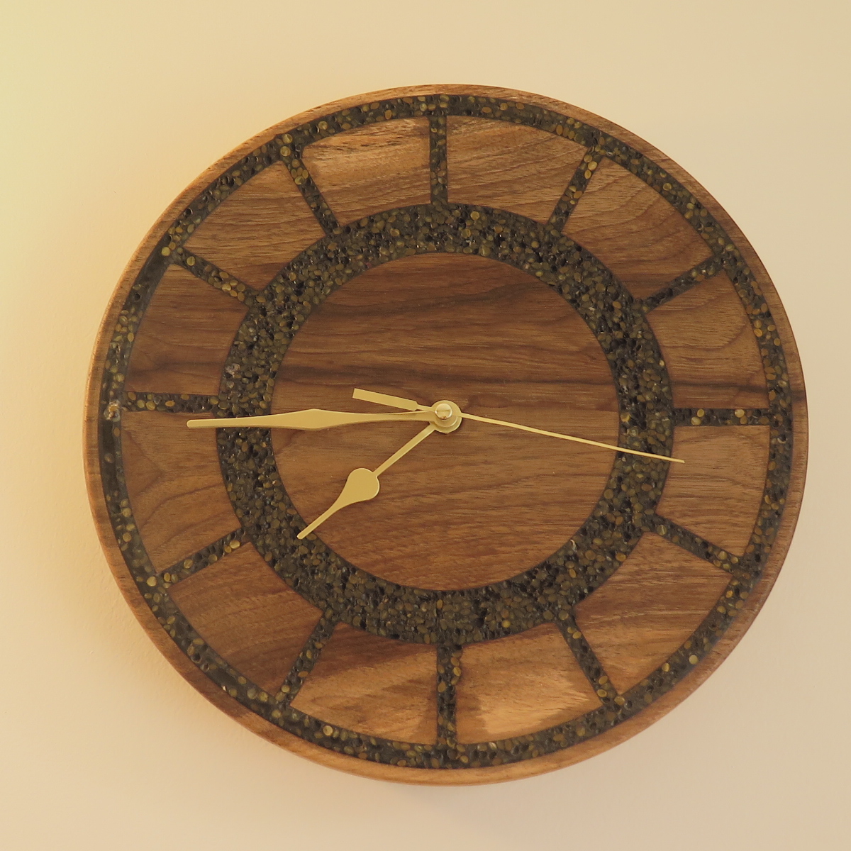Horloge "Jardin zen" en noyer et graines de Chia