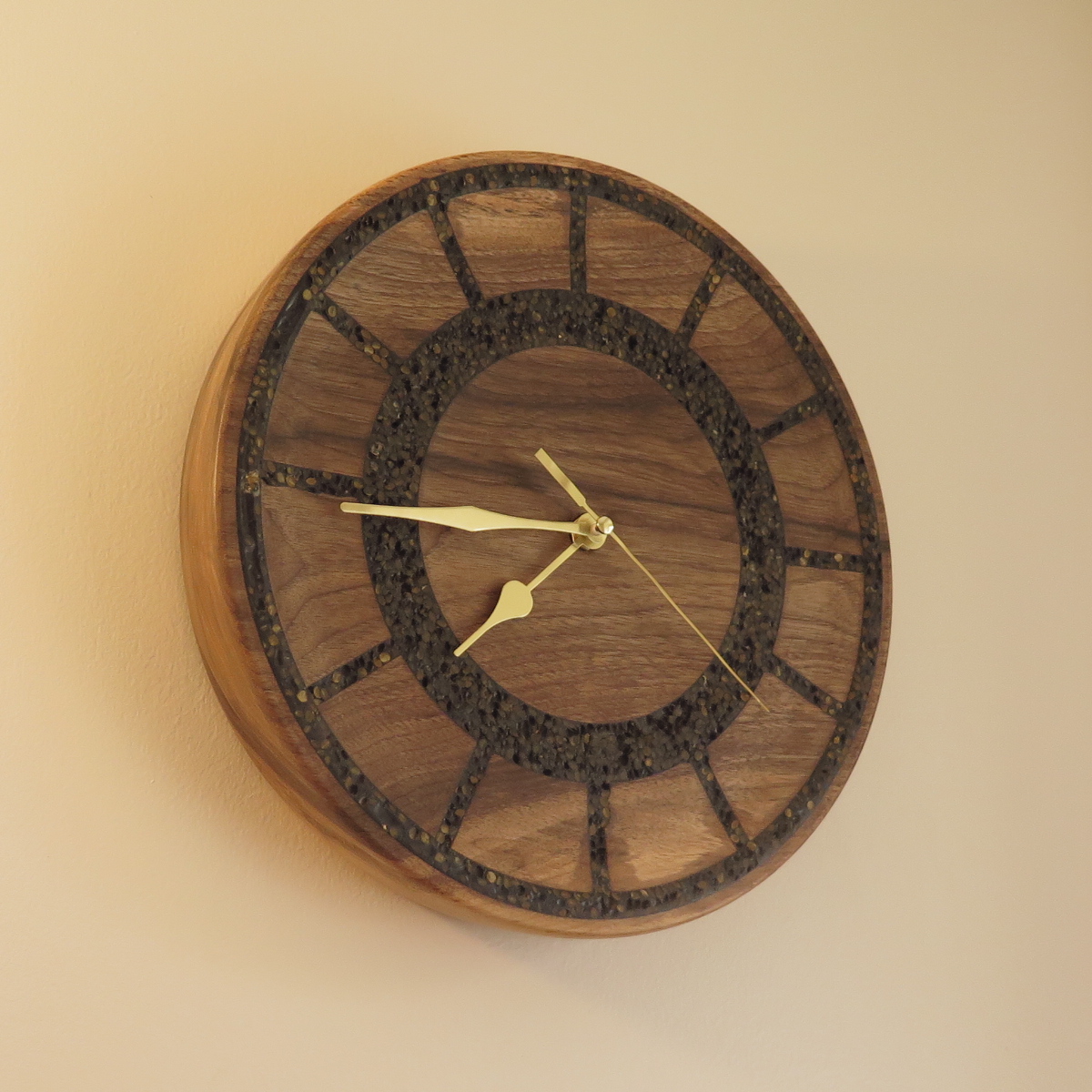 Horloge "Jardin zen" en noyer et graines de Chia