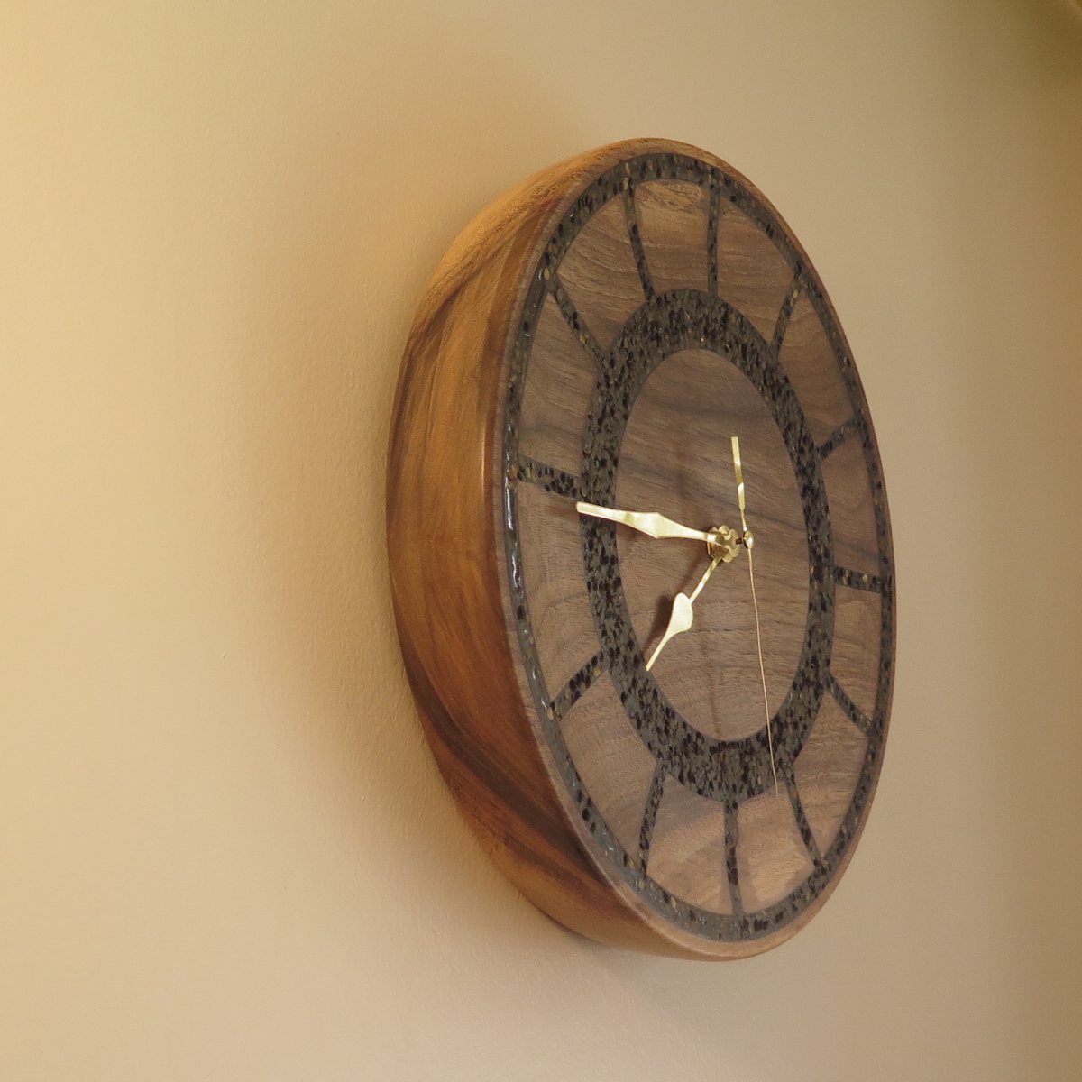 Horloge "Jardin zen" en noyer et graines de Chia