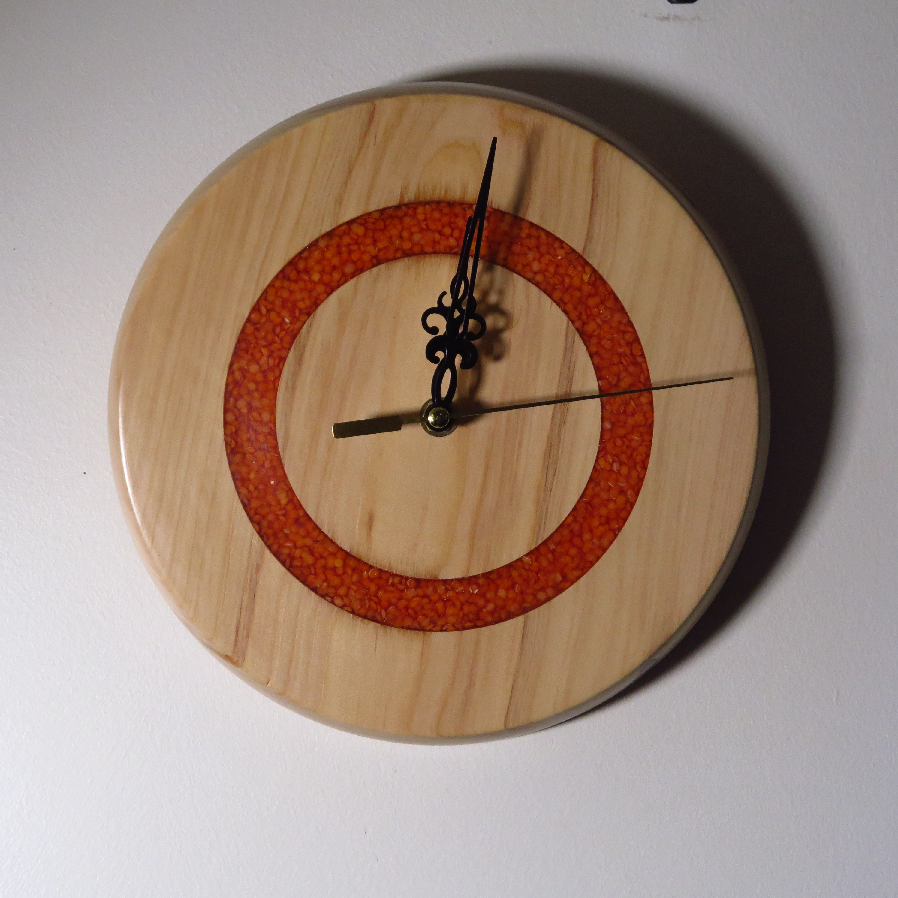 Horloge en cyprès et lentilles corail