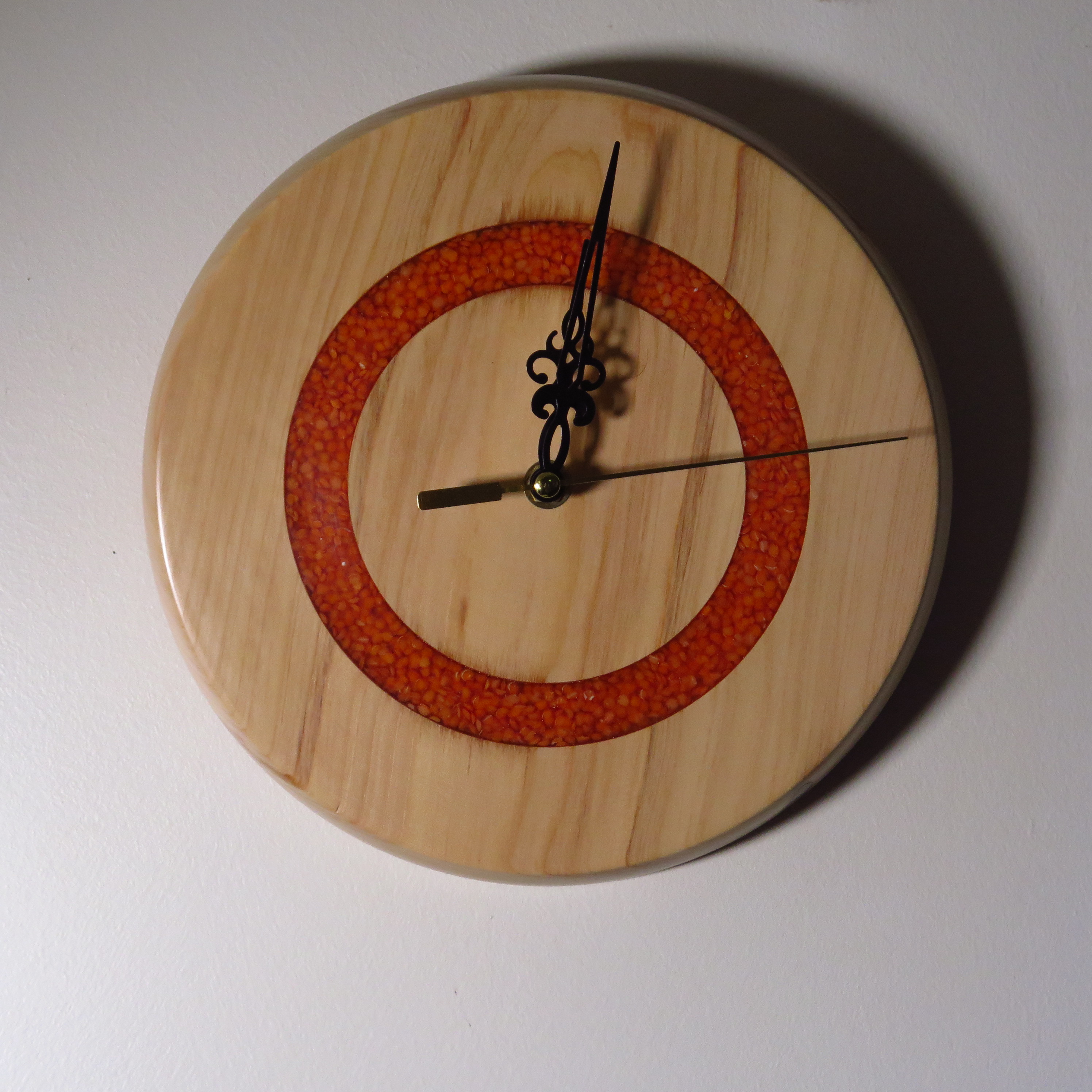 Horloge en cyprès et lentilles corail