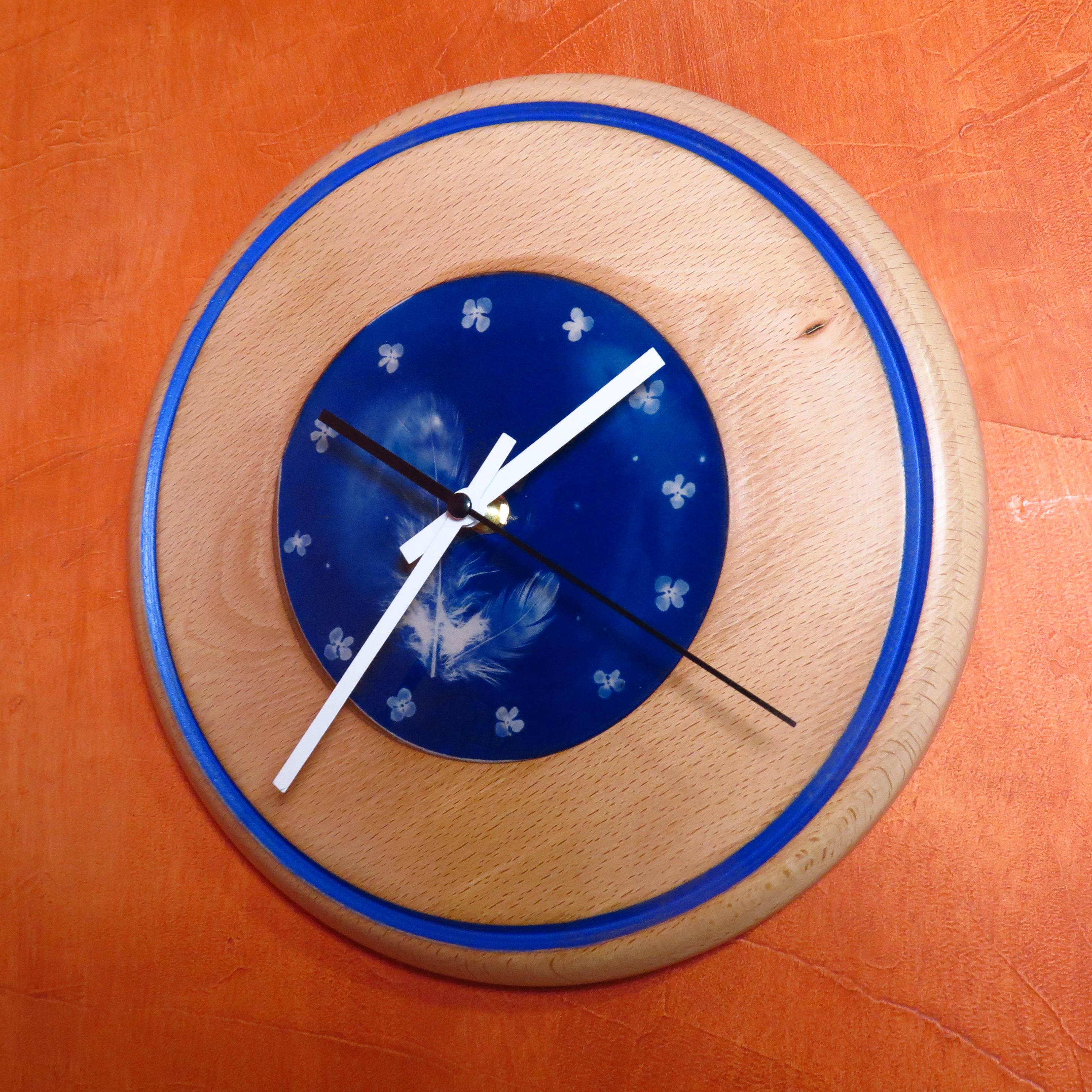 Grande horloge "Rêve bleu" en hêtre et cyanotype