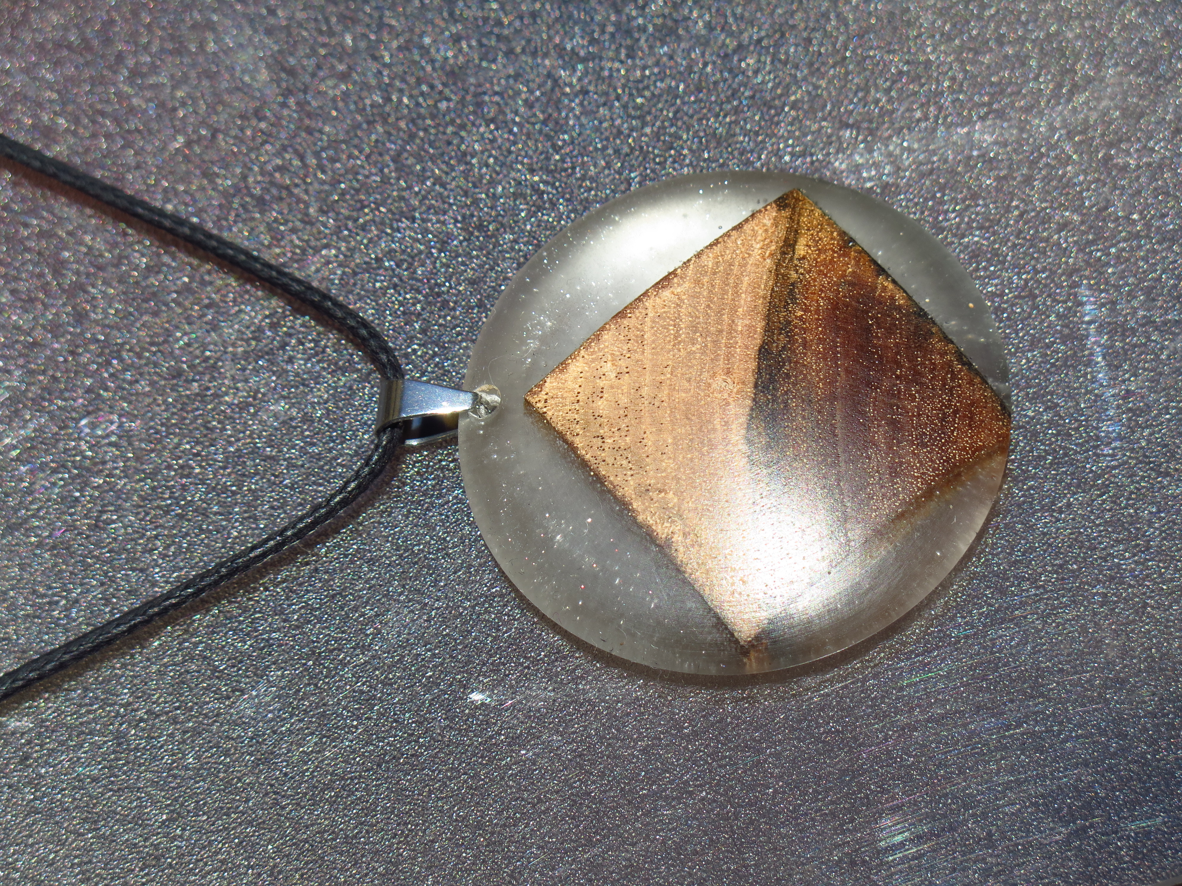 Pendentif noyer et résine translucide