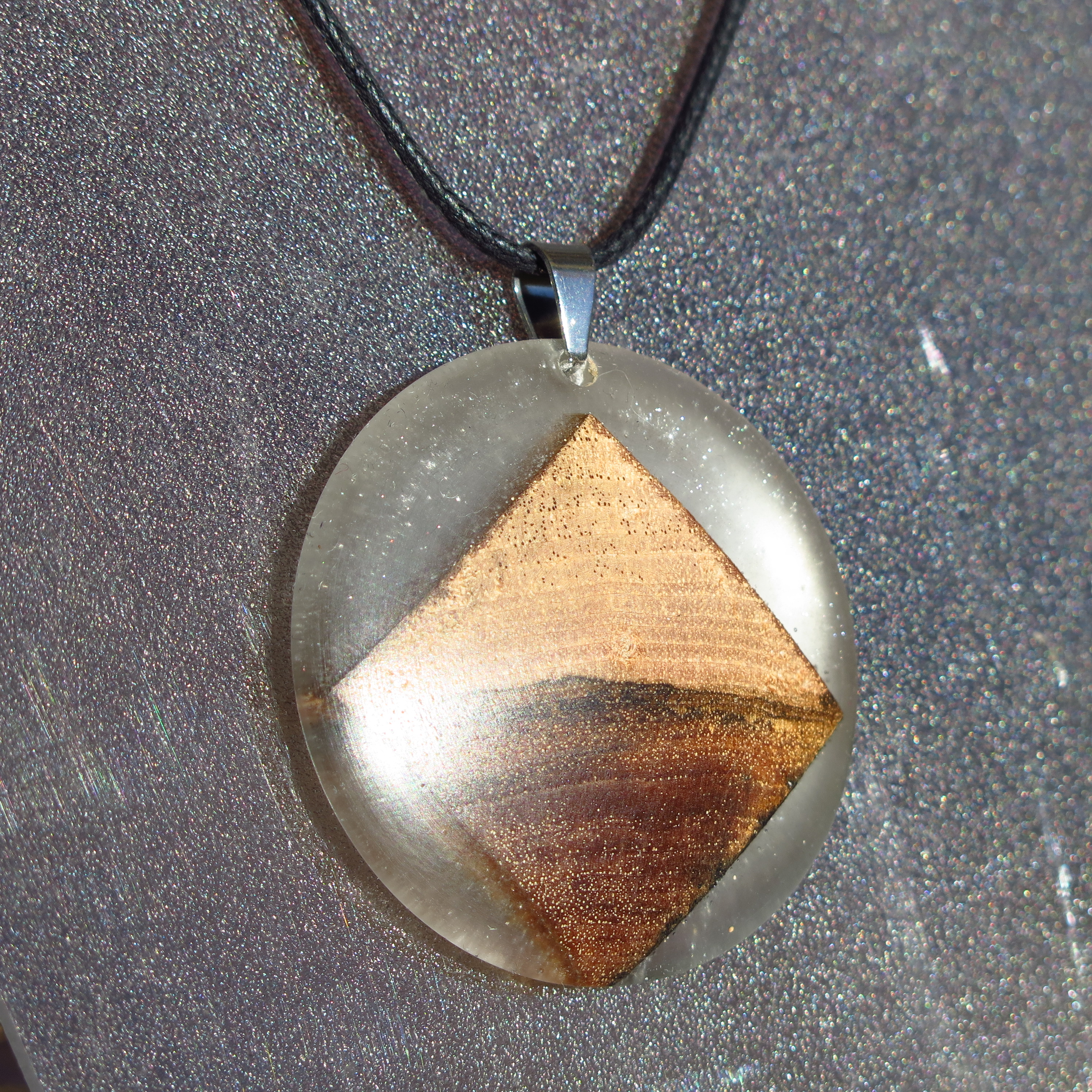 Pendentif noyer et résine translucide