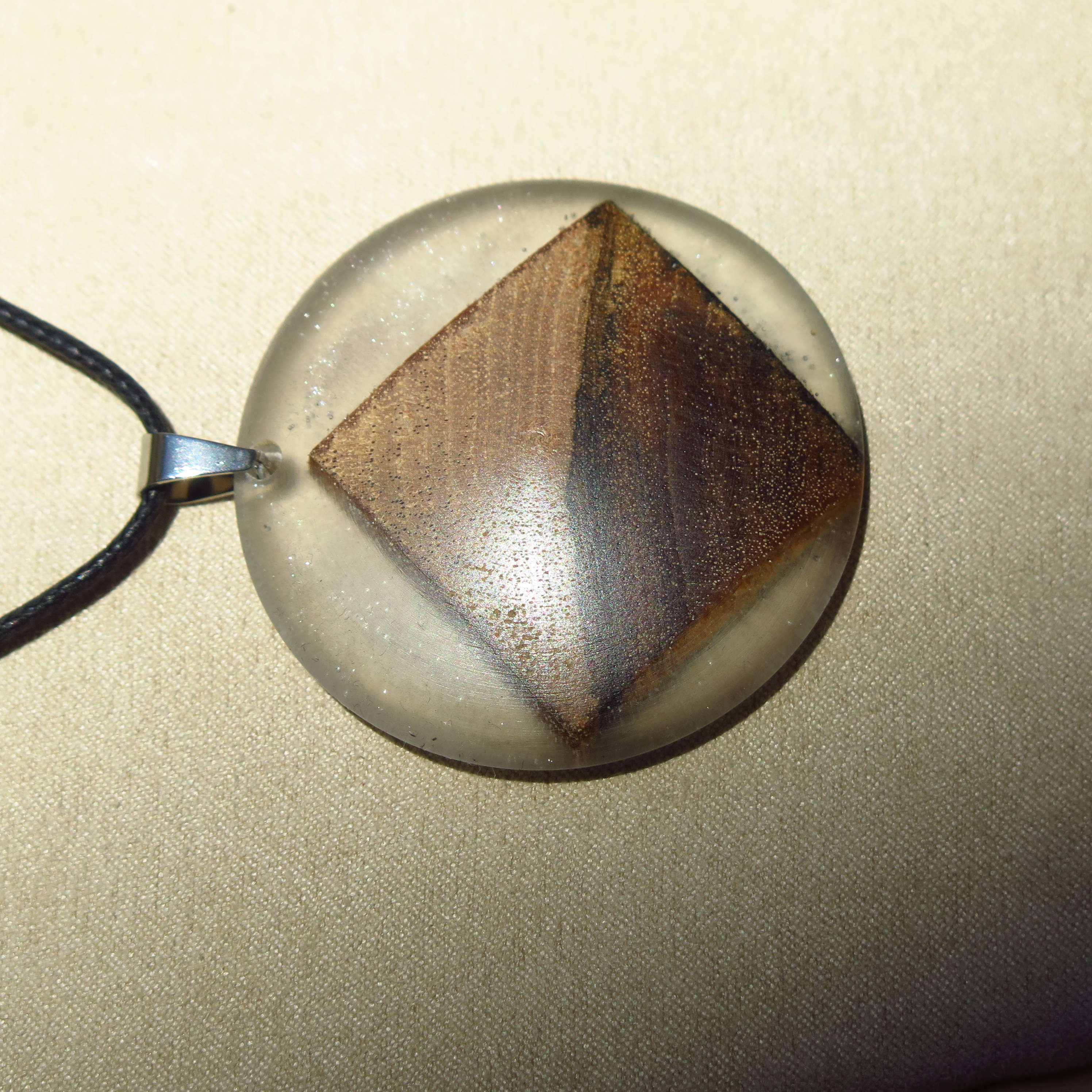 Pendentif noyer et résine translucide