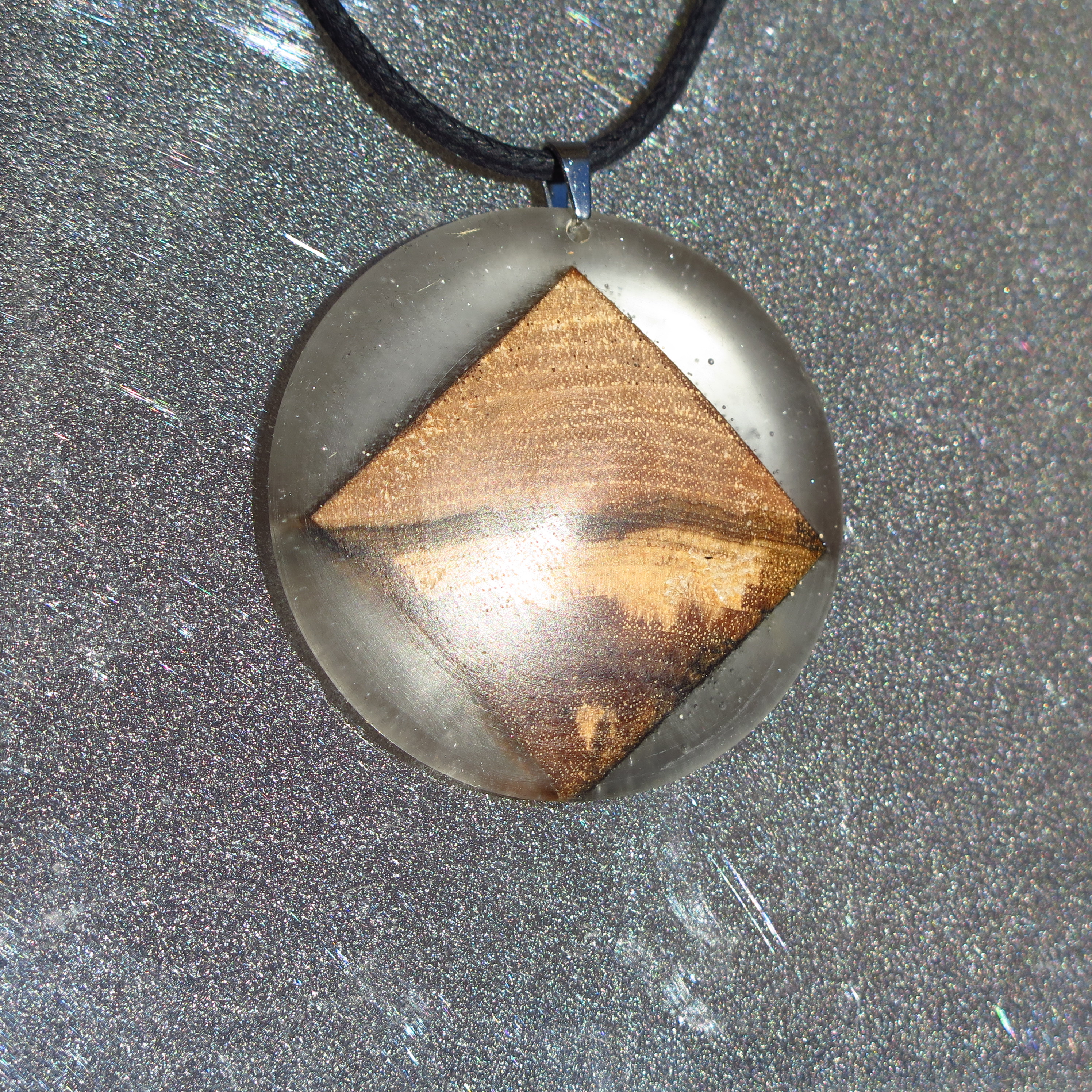Pendentif noyer et résine translucide