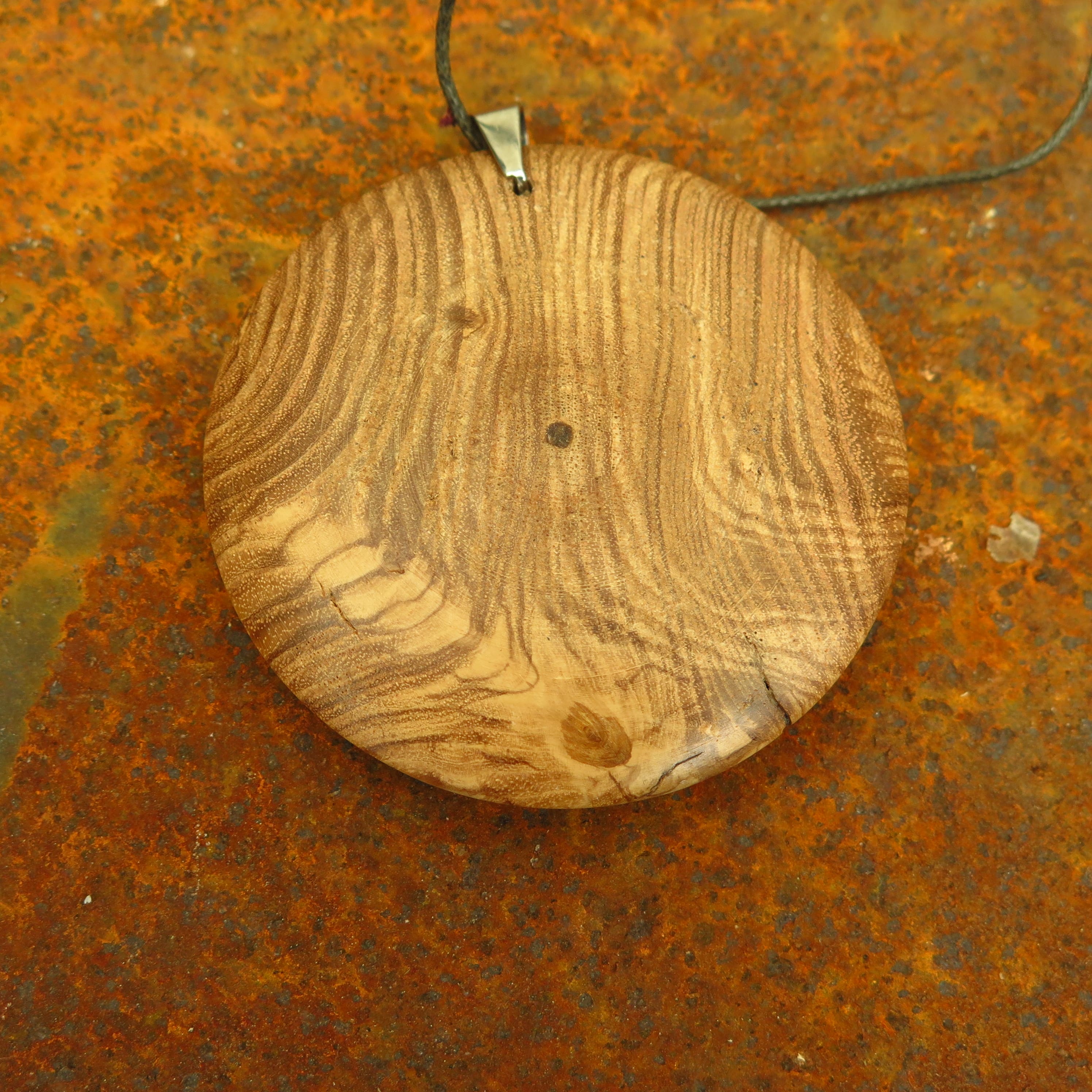 Pendentif en frêne-olivier