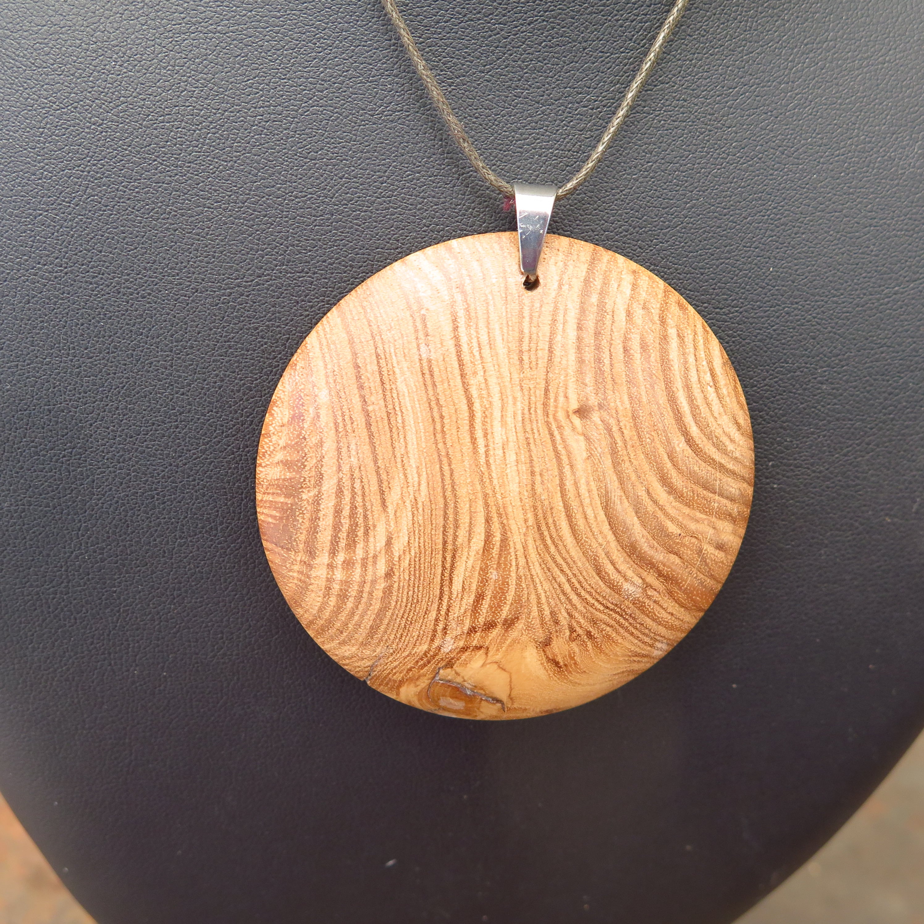 Pendentif en frêne-olivier