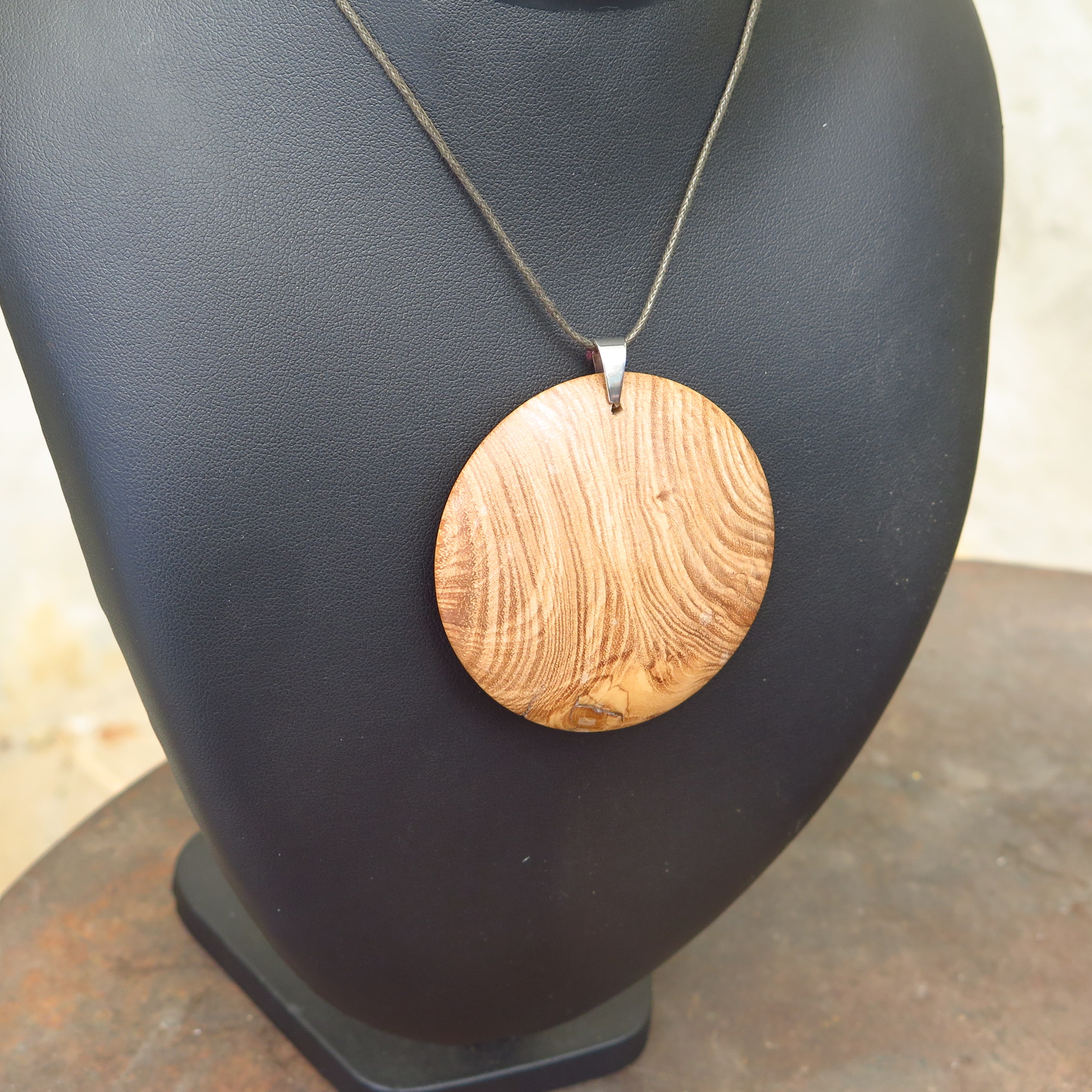 Pendentif en frêne-olivier