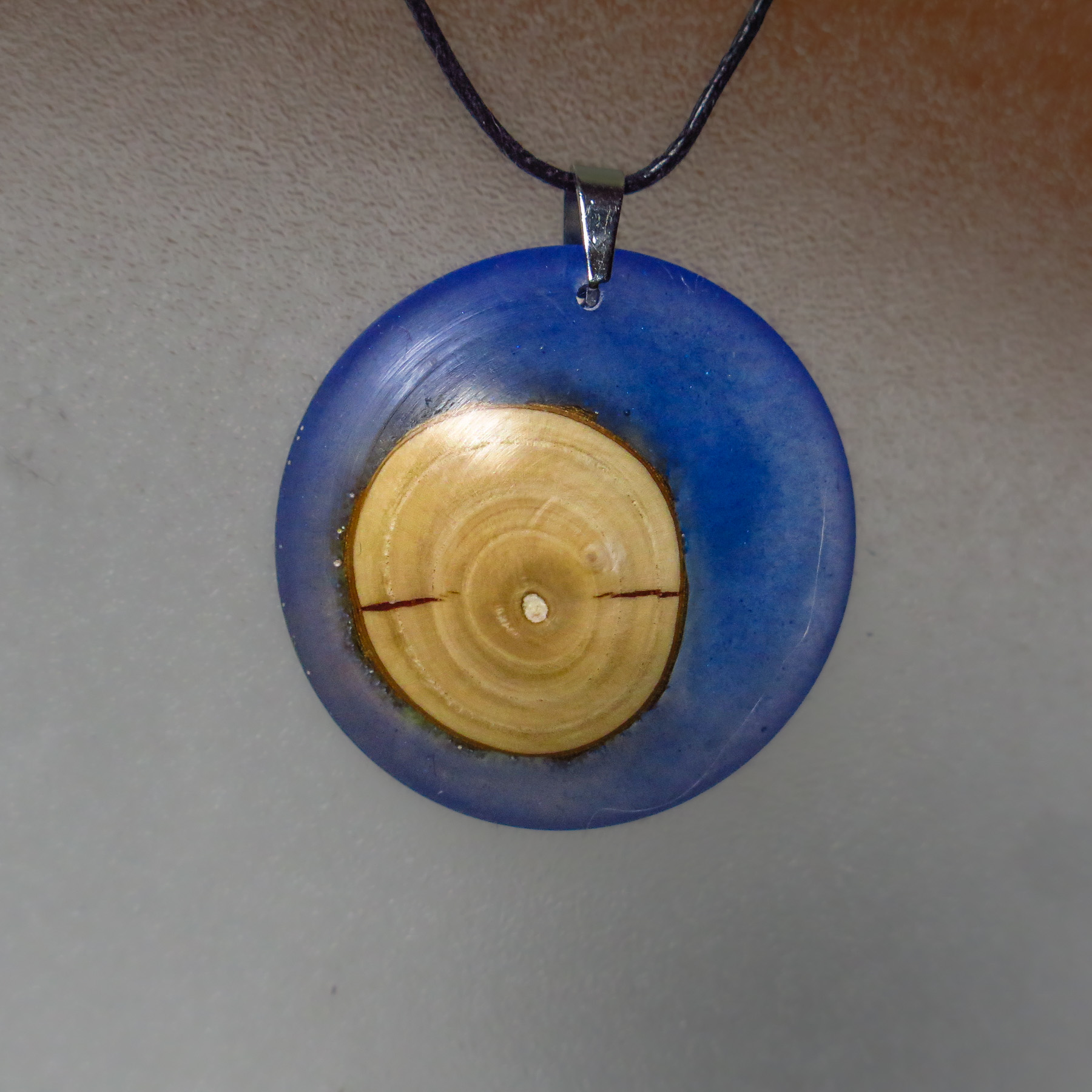 Collier Pendentif en Bois d'églantier et Résine