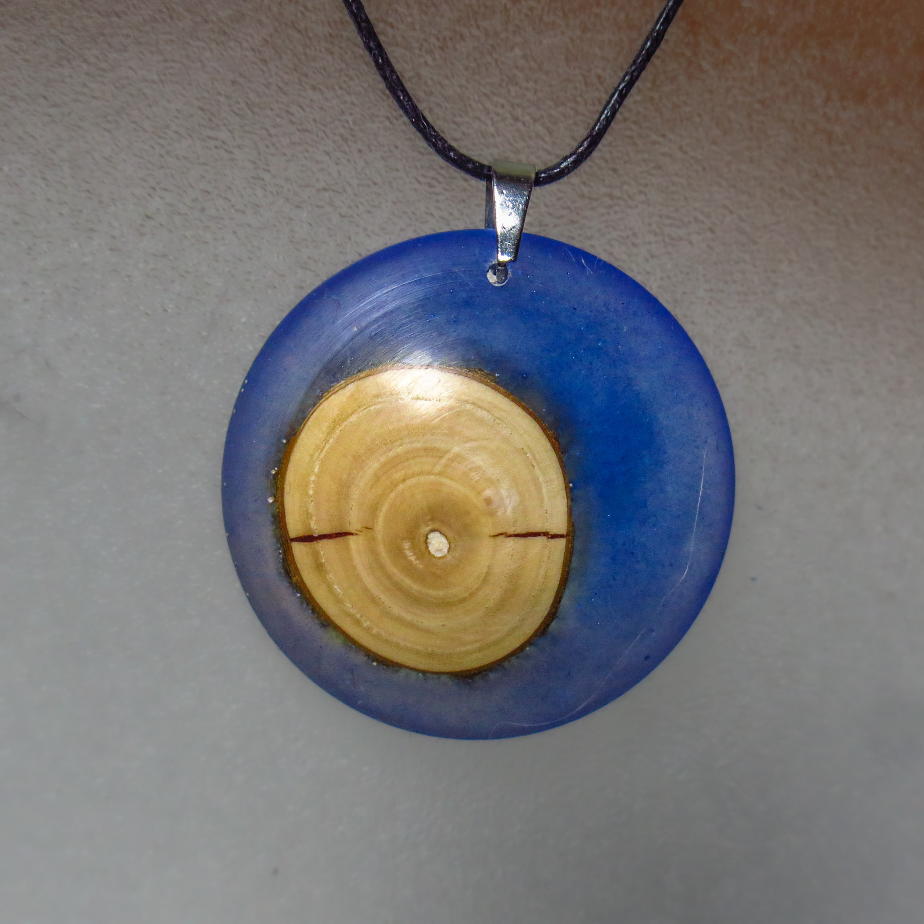 Collier Pendentif en Bois d'églantier et Résine