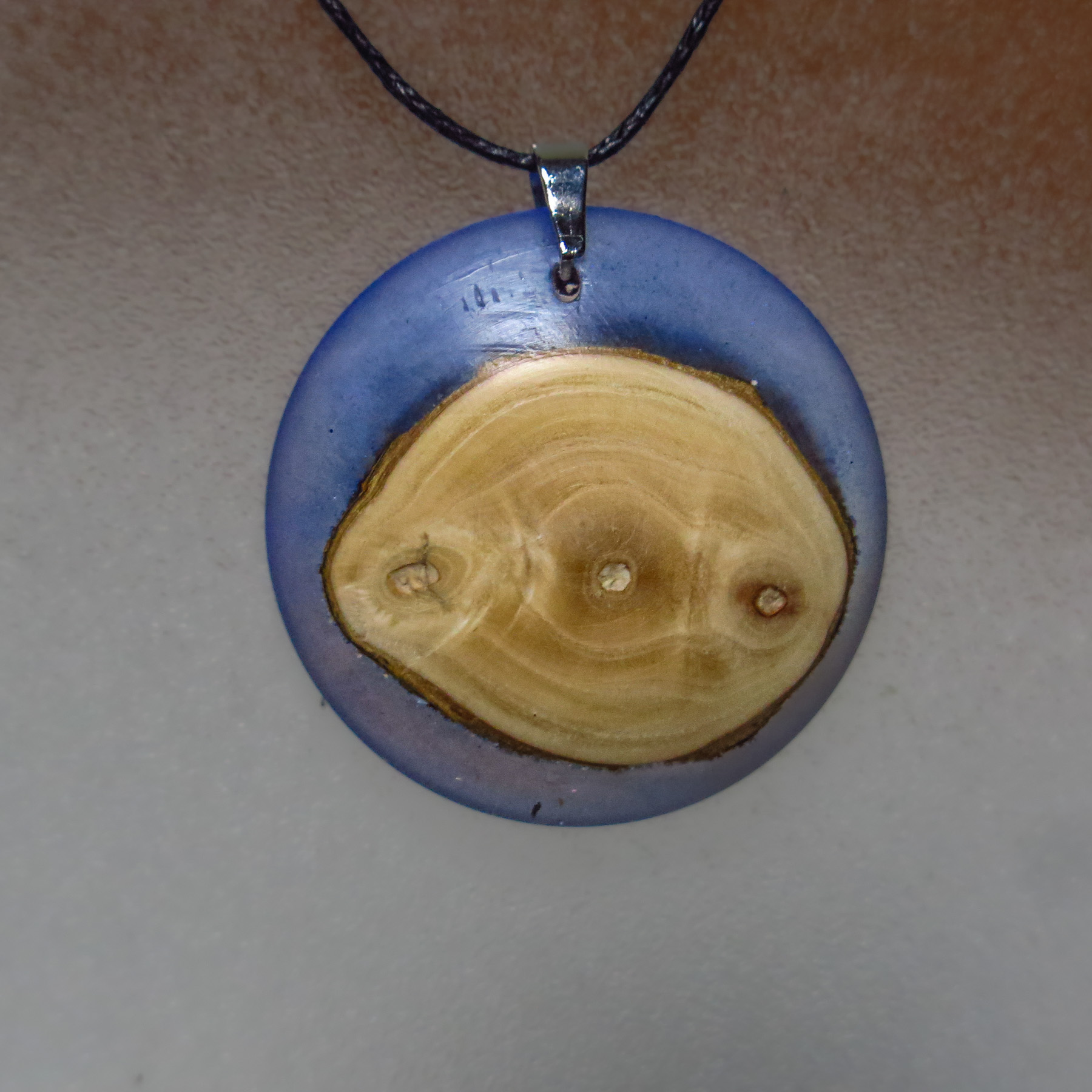 Collier Pendentif en Bois d'églantier et Résine