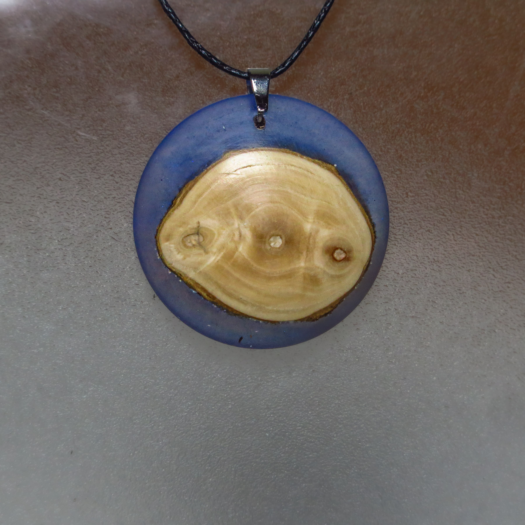 Collier Pendentif en Bois d'églantier et Résine