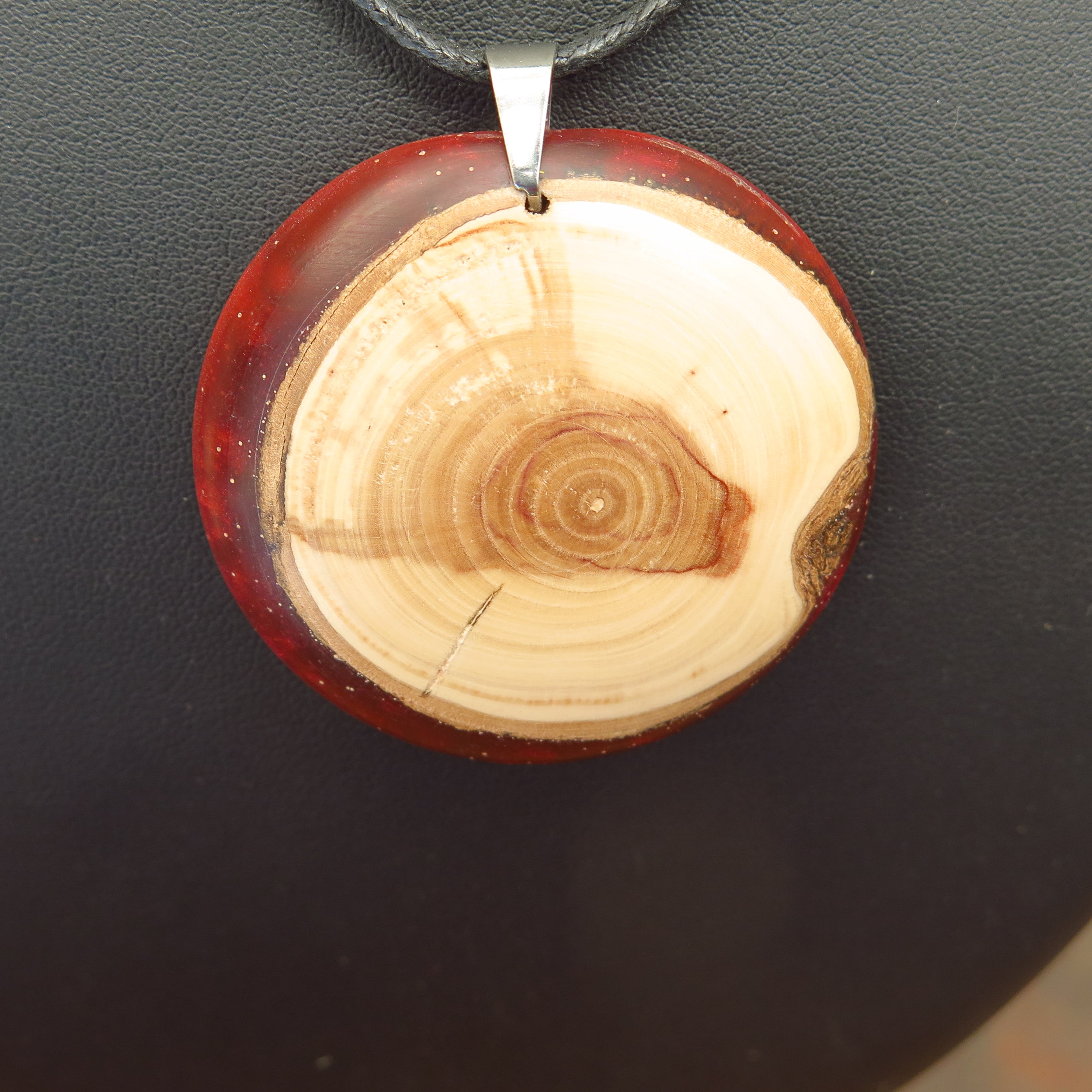 Pendentif en poirier et résine colorée rouge