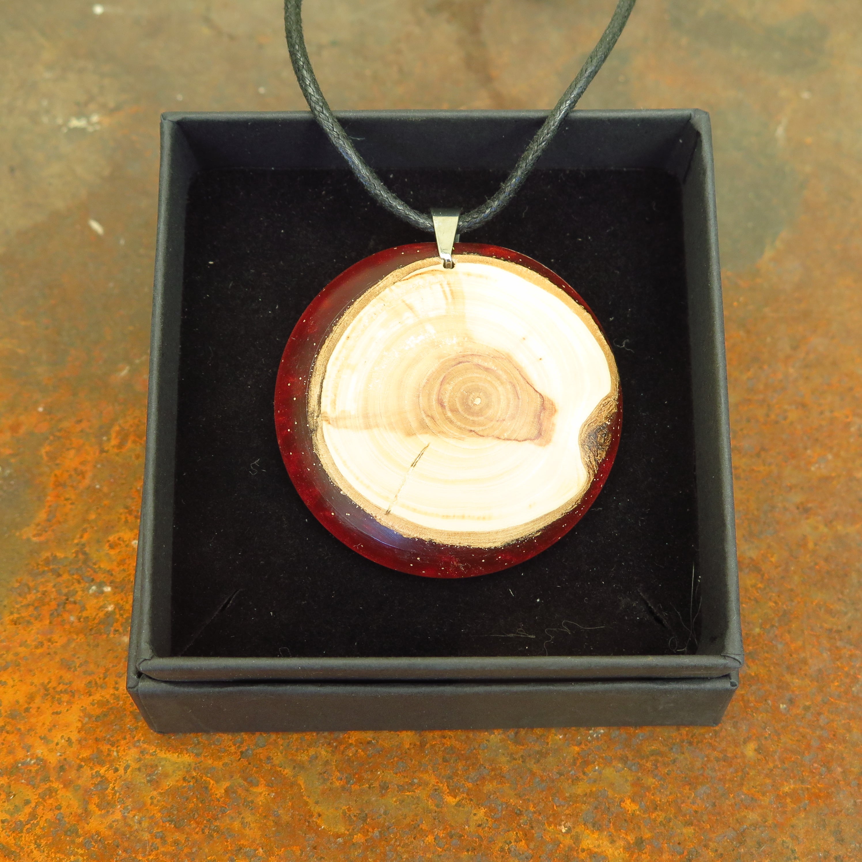 Pendentif en poirier et résine colorée rouge