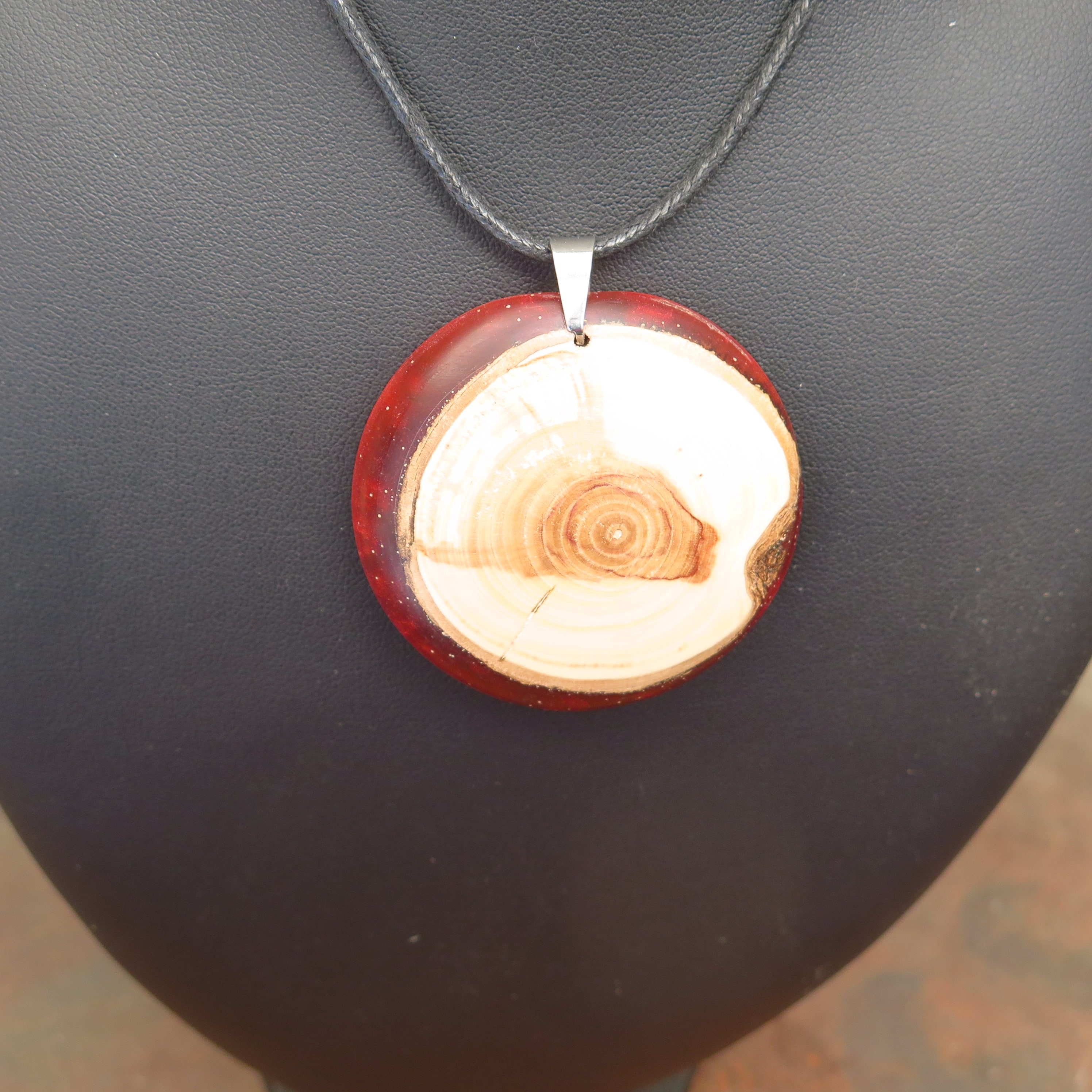 Pendentif en poirier et résine colorée rouge