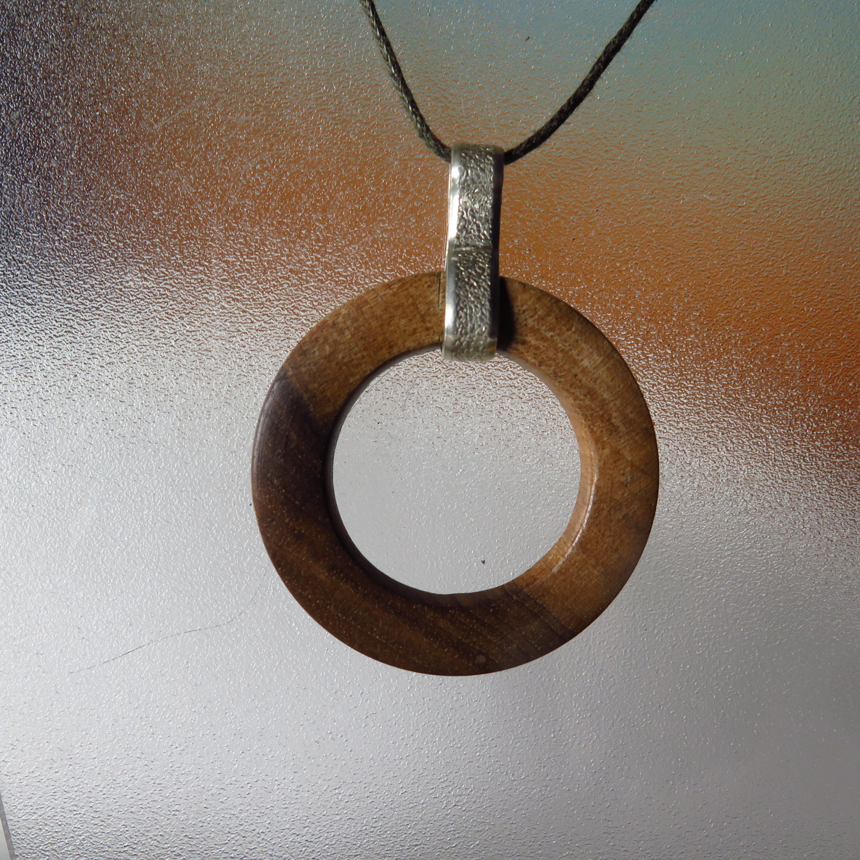 Pendentif en noyer et argent martelé