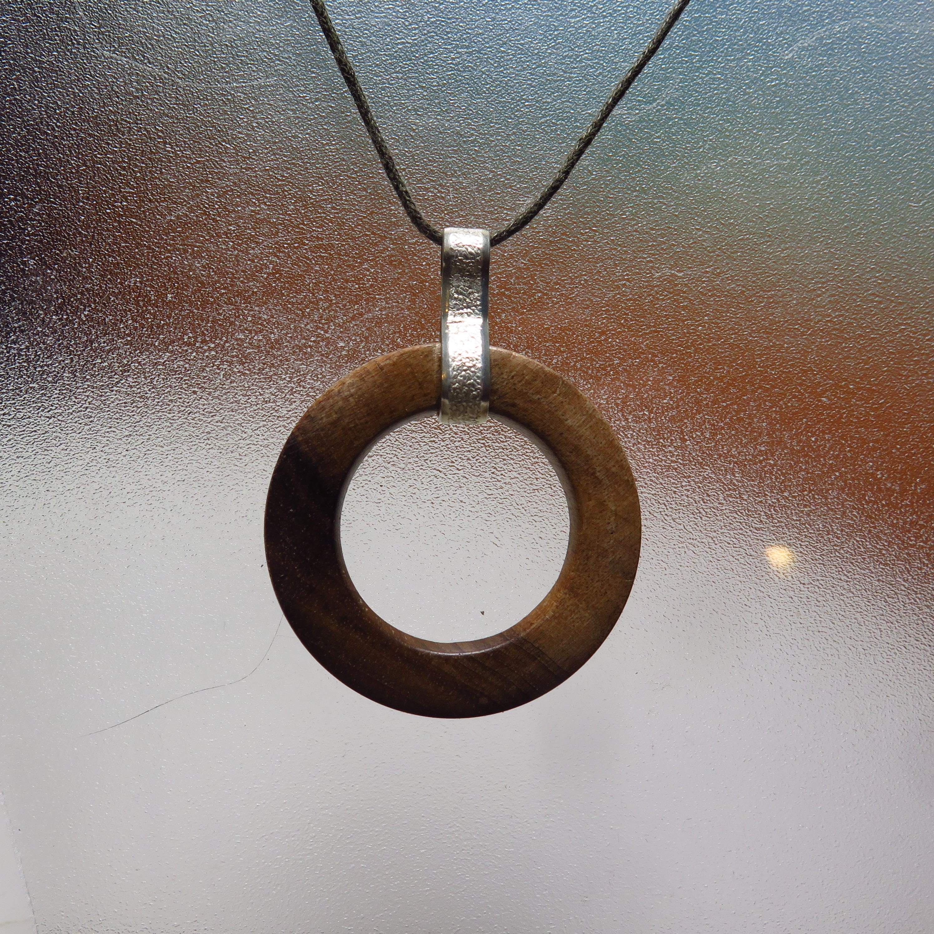 Pendentif en noyer et argent martelé