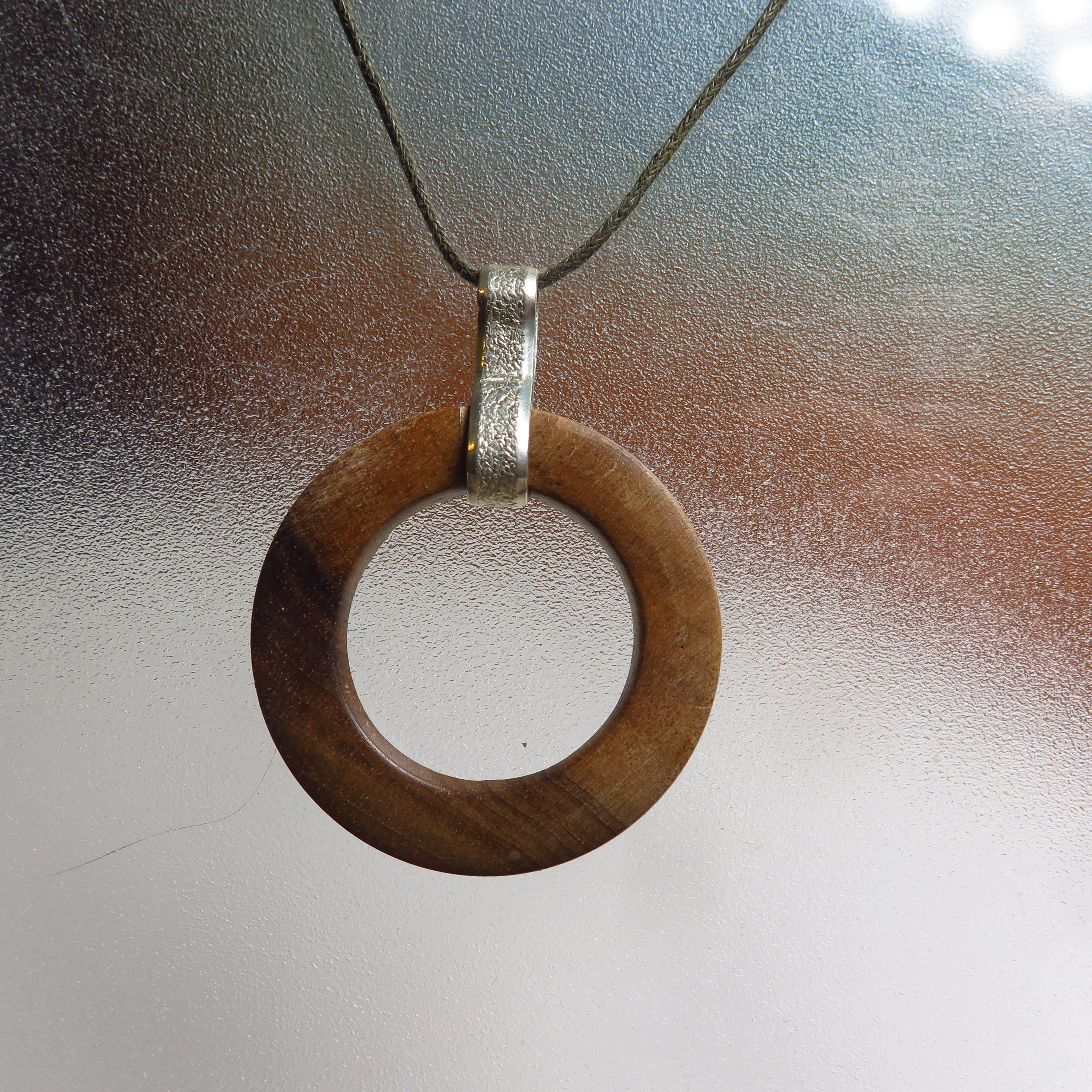 Pendentif en noyer et argent martelé