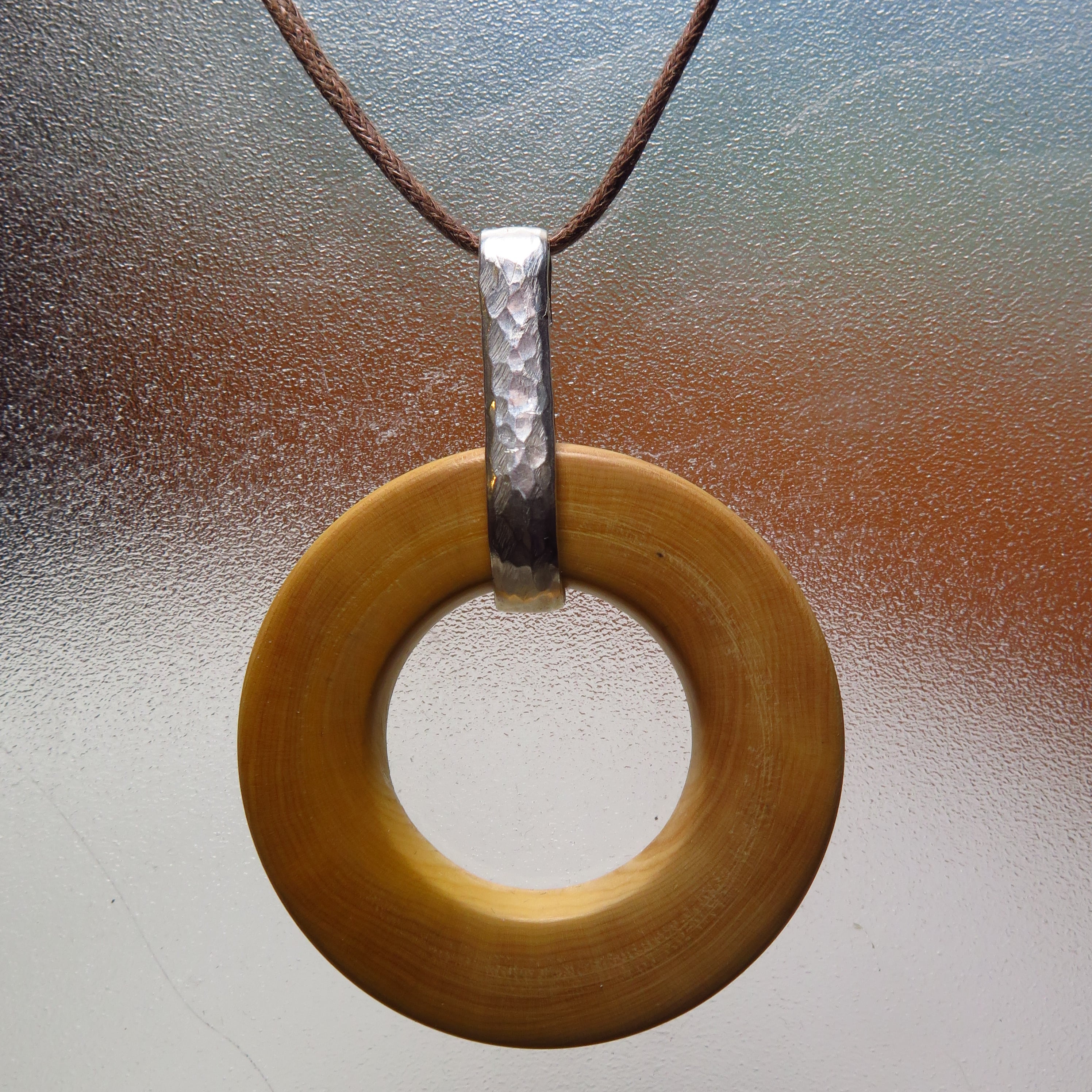 Pendentif en buis et argent martelé