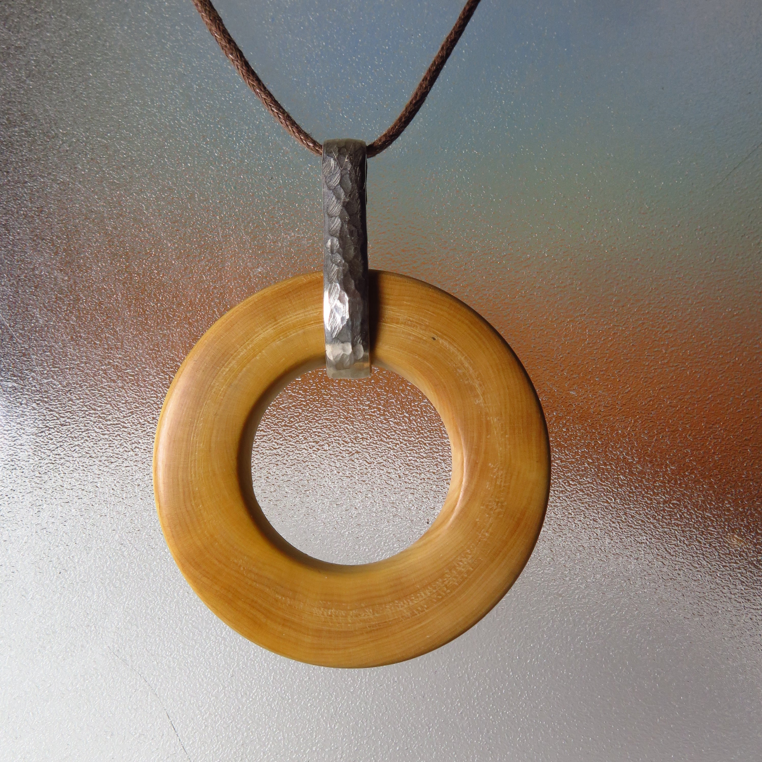 Pendentif en buis et argent martelé