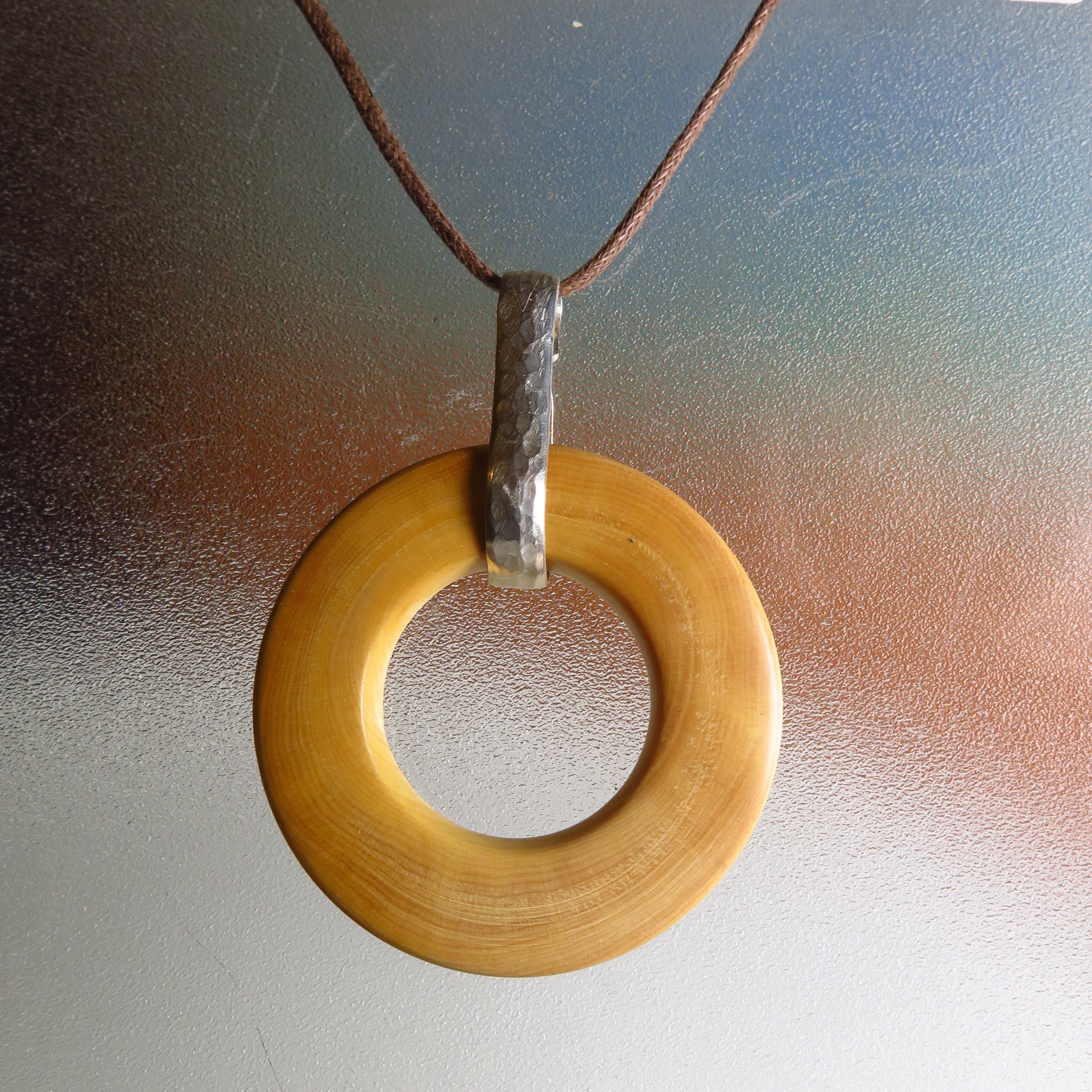 Pendentif en buis et argent martelé