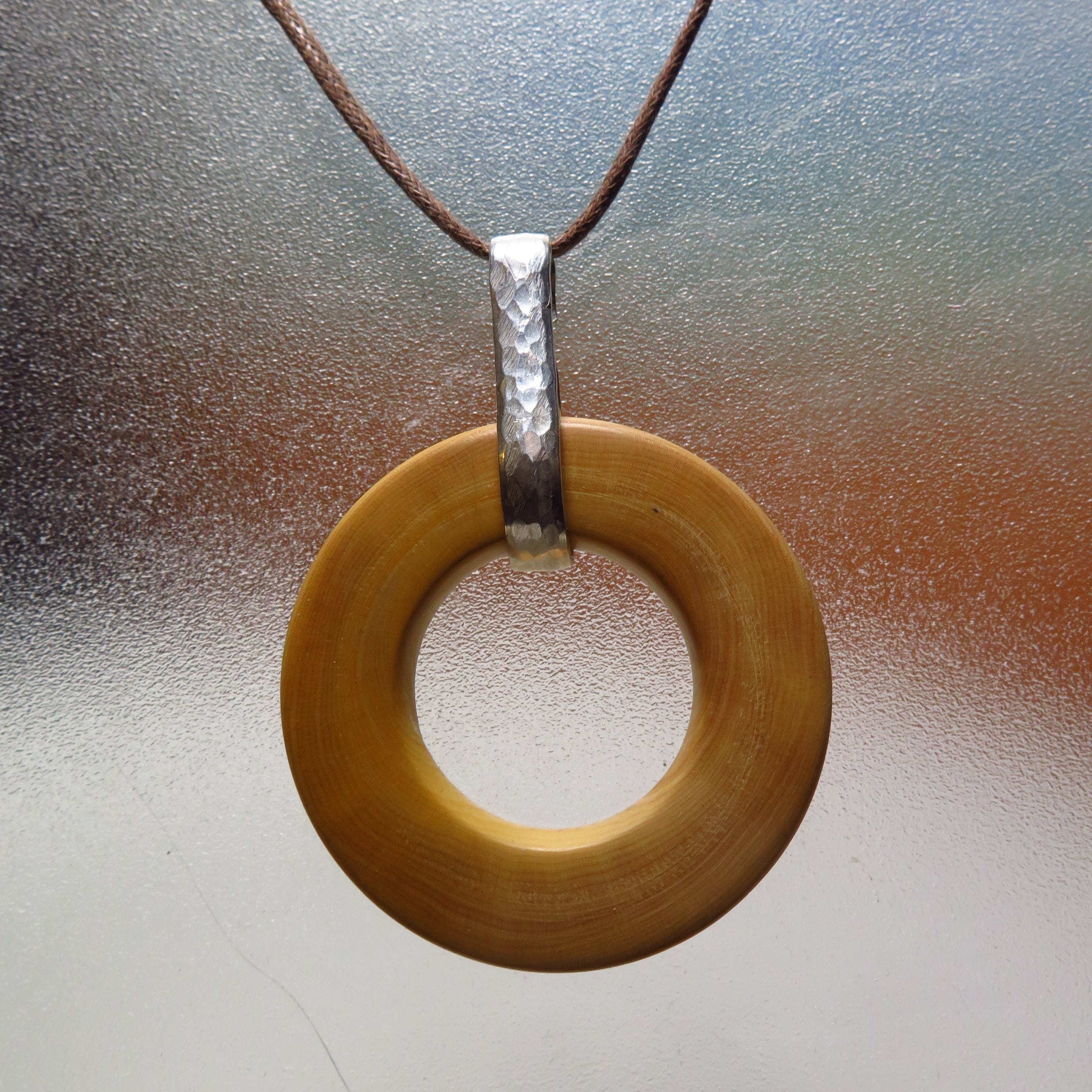 Pendentif en buis et argent martelé