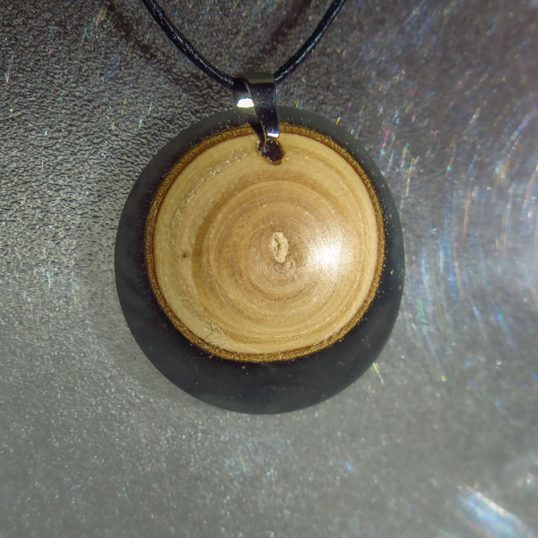 Pendentif en églantier et résine