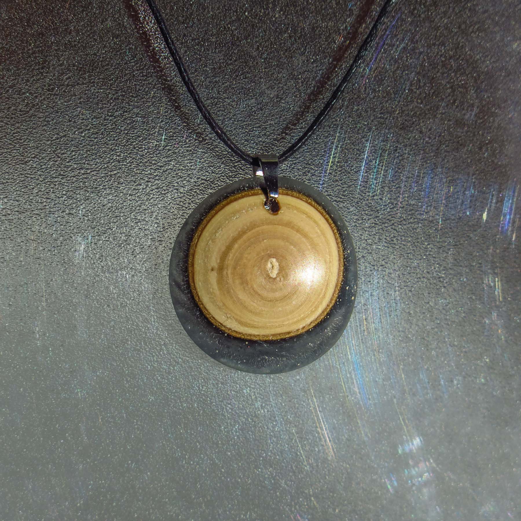 Pendentif en églantier et résine
