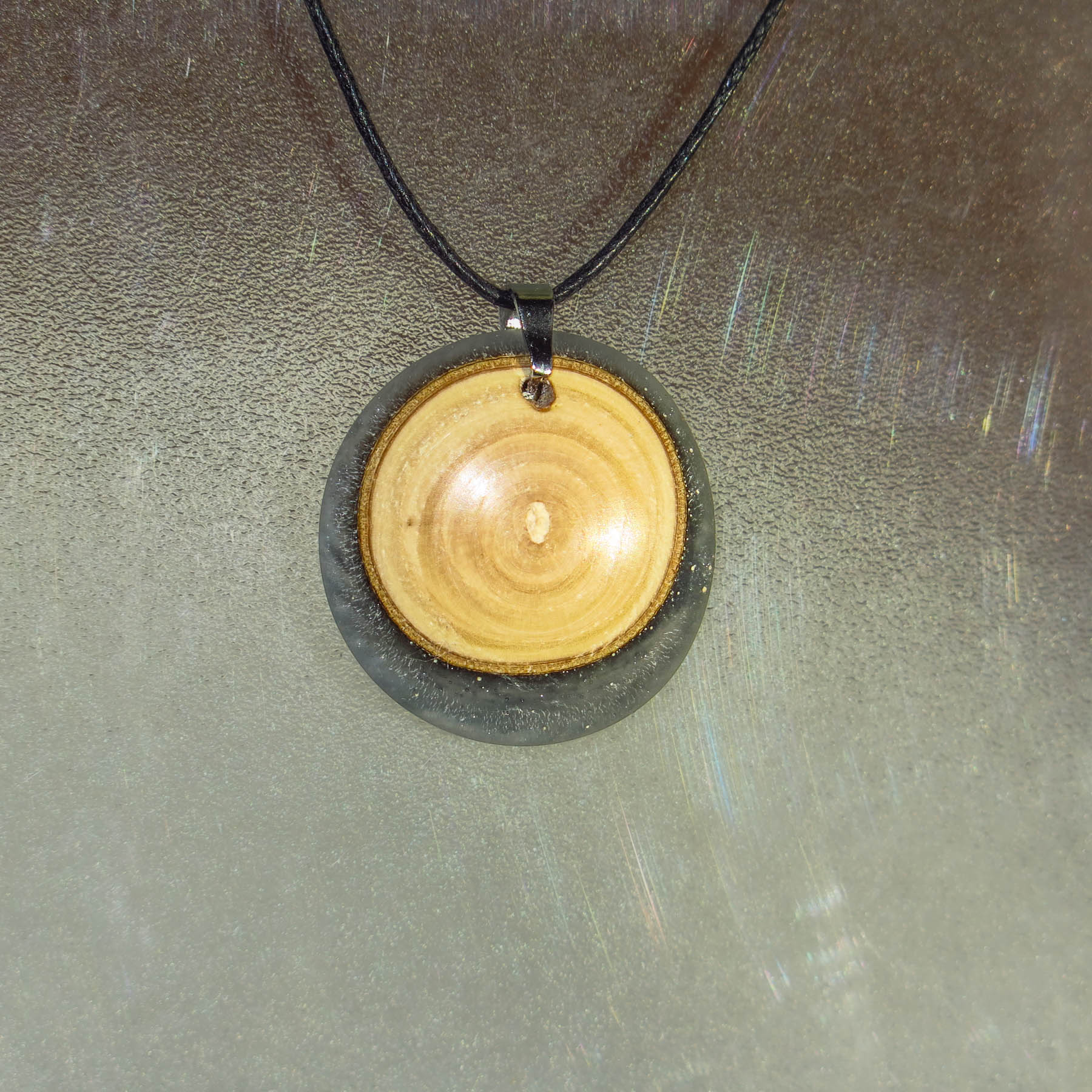 Pendentif en églantier et résine