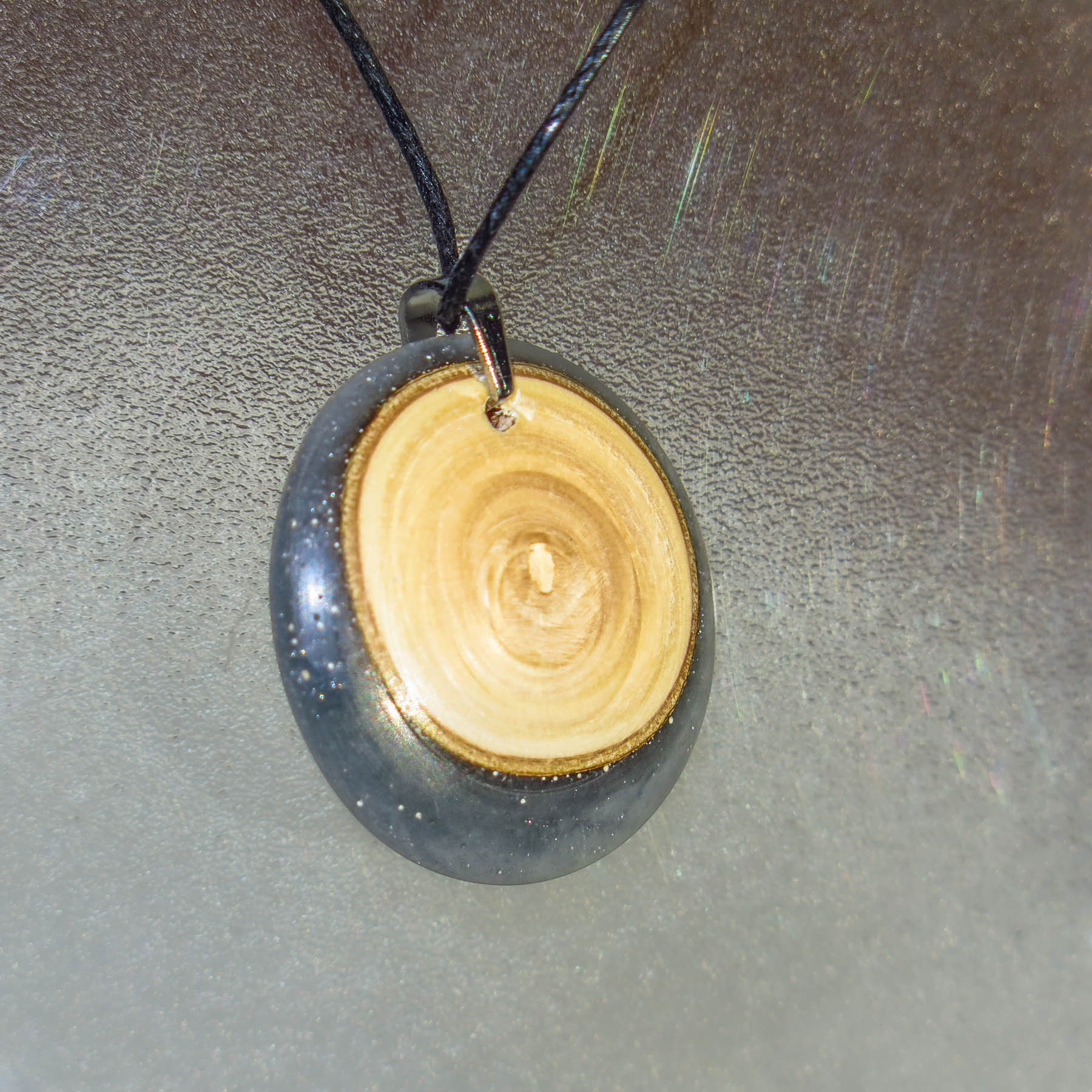 Pendentif en églantier et résine