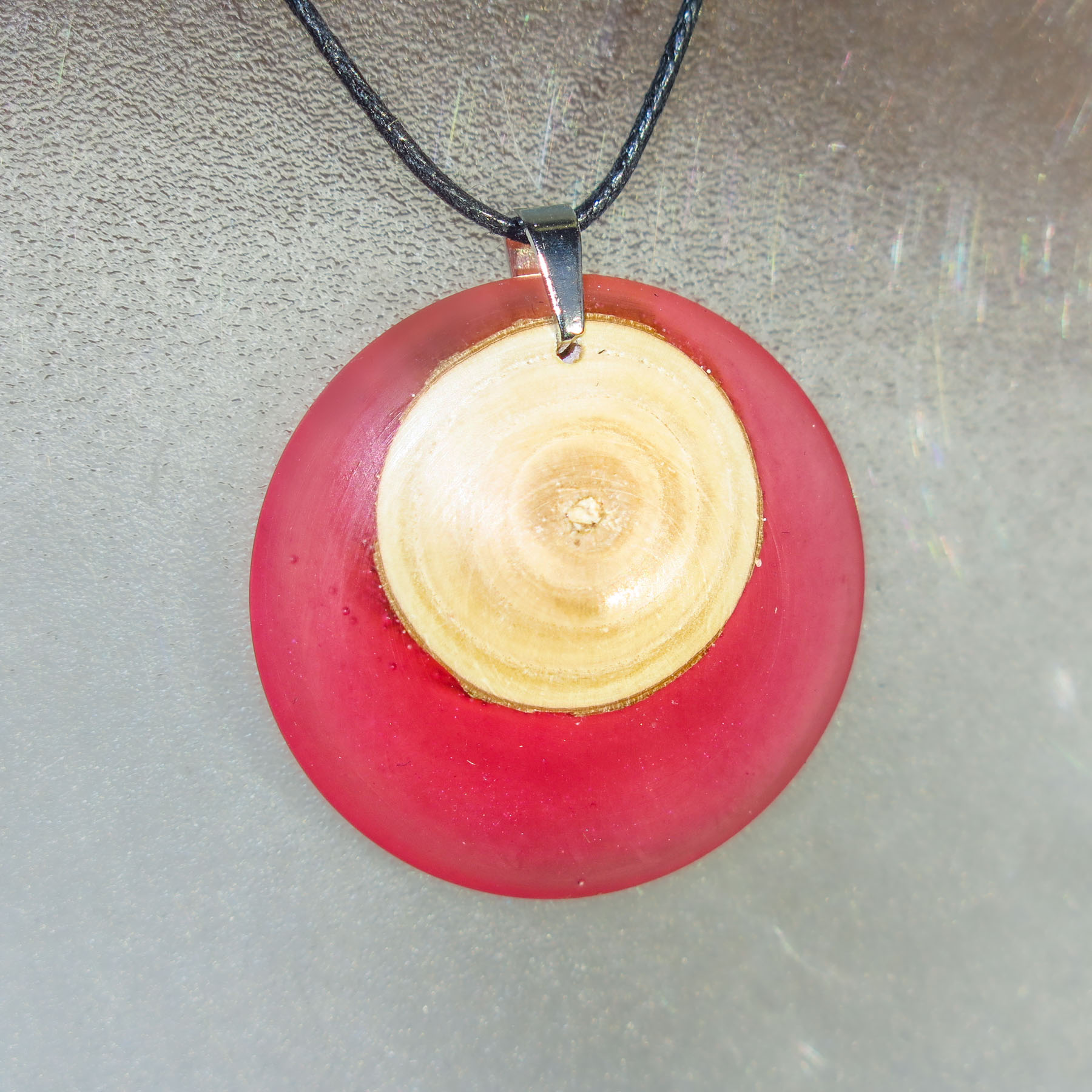 Pendentif en bois d'églantier et résine
