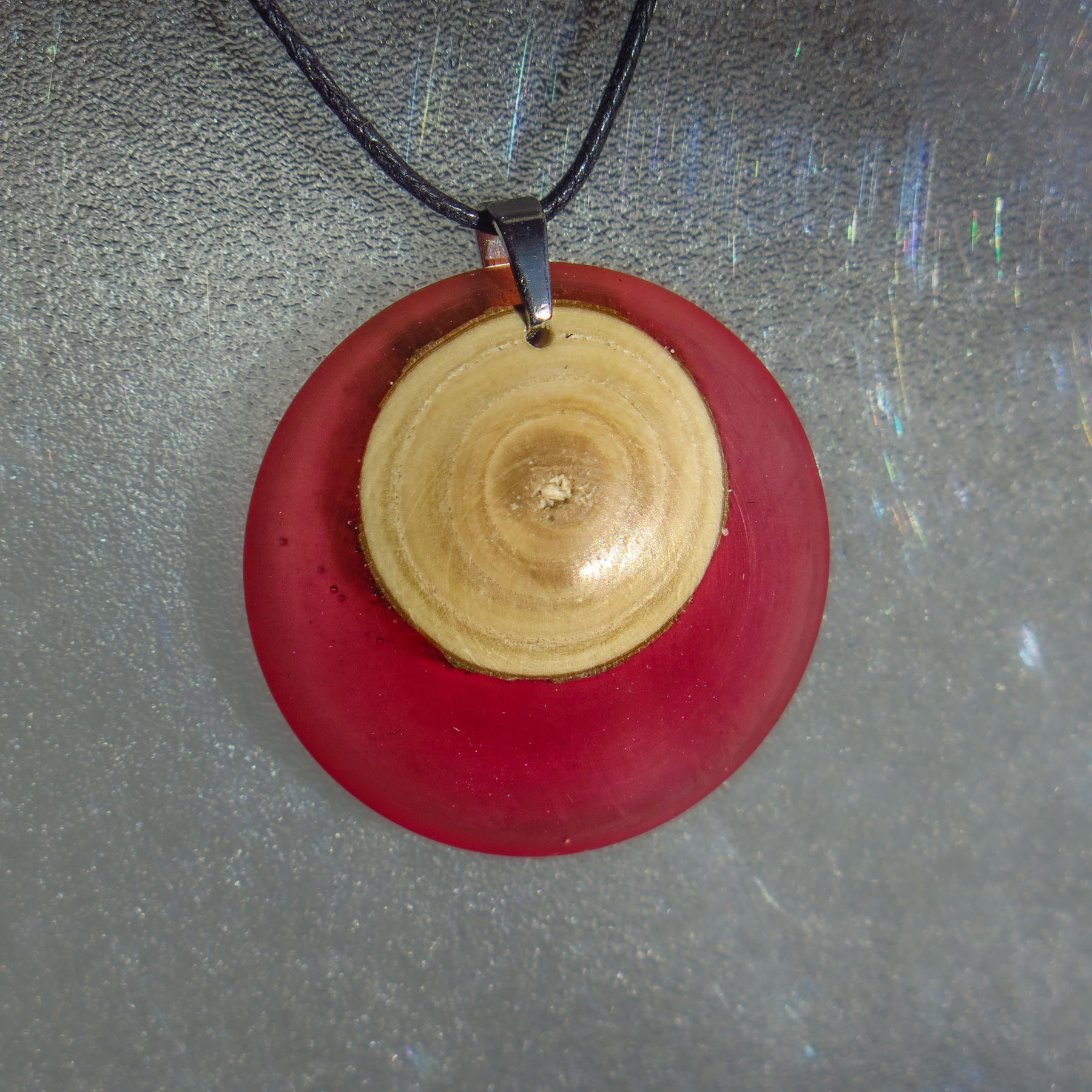 Pendentif en bois d'églantier et résine