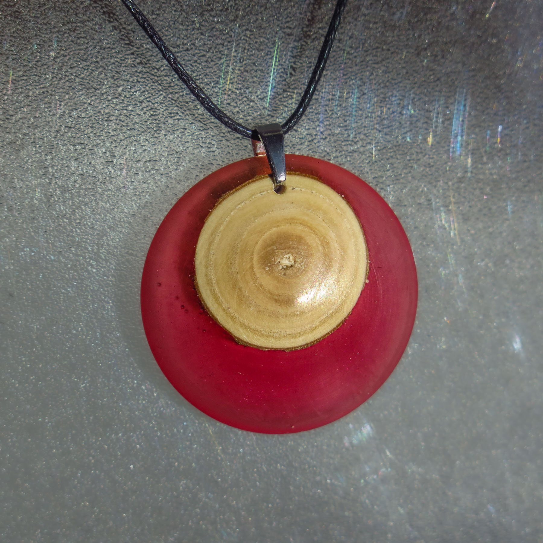 Pendentif en bois d'églantier et résine
