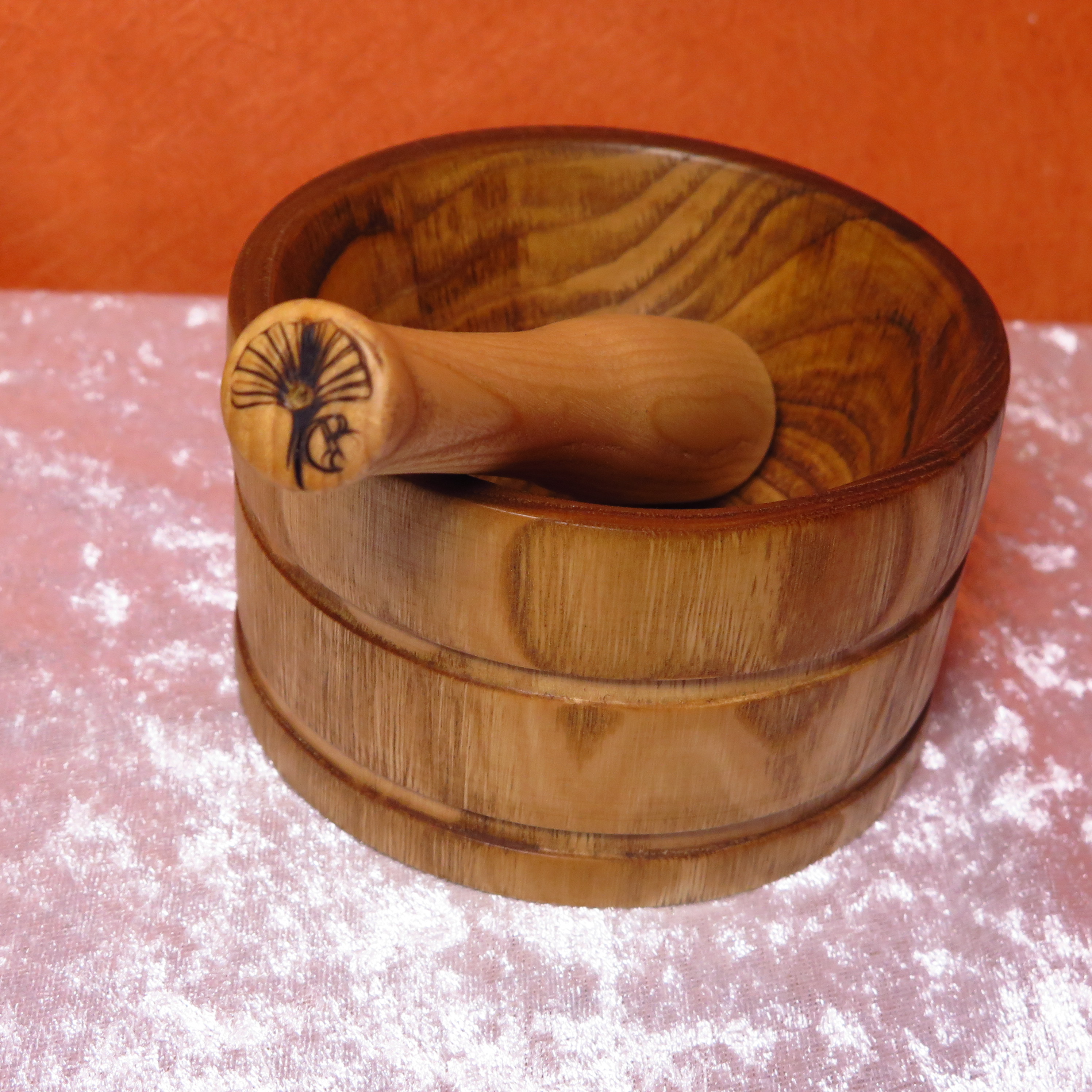 Ensemble mortier et pilon en chataîgnier et orme