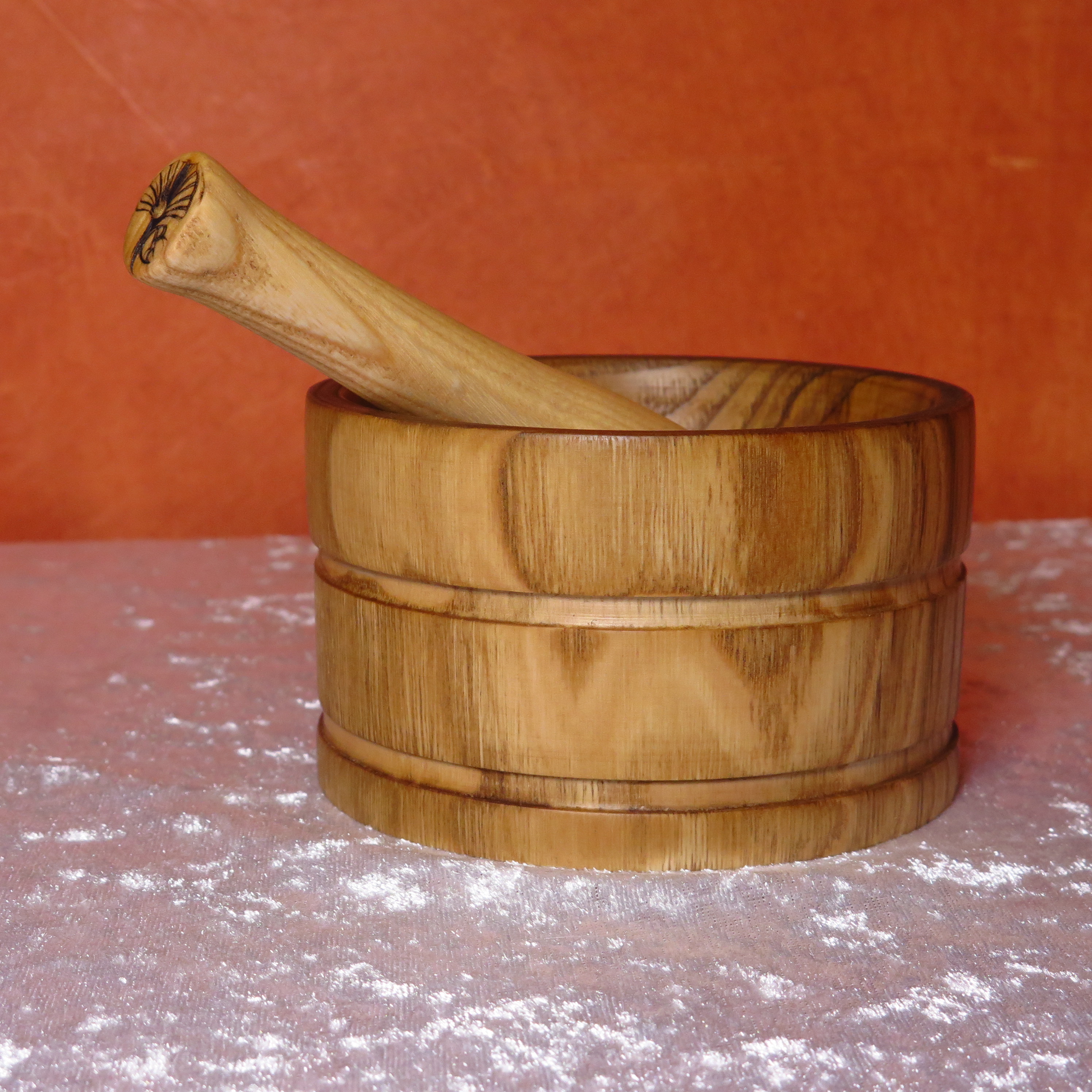 Ensemble mortier et pilon en chataîgnier et orme