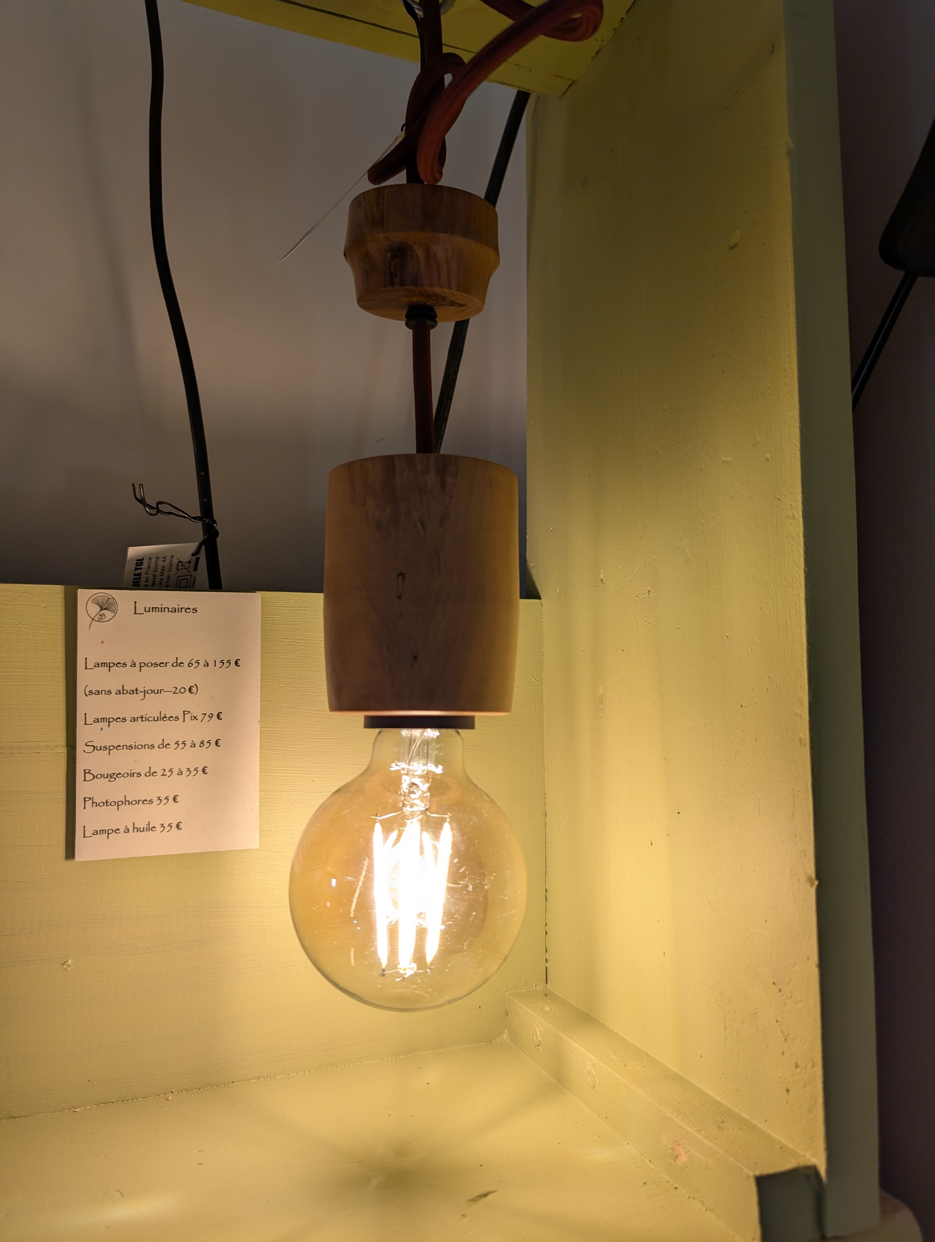 Suspension en bois de prunier