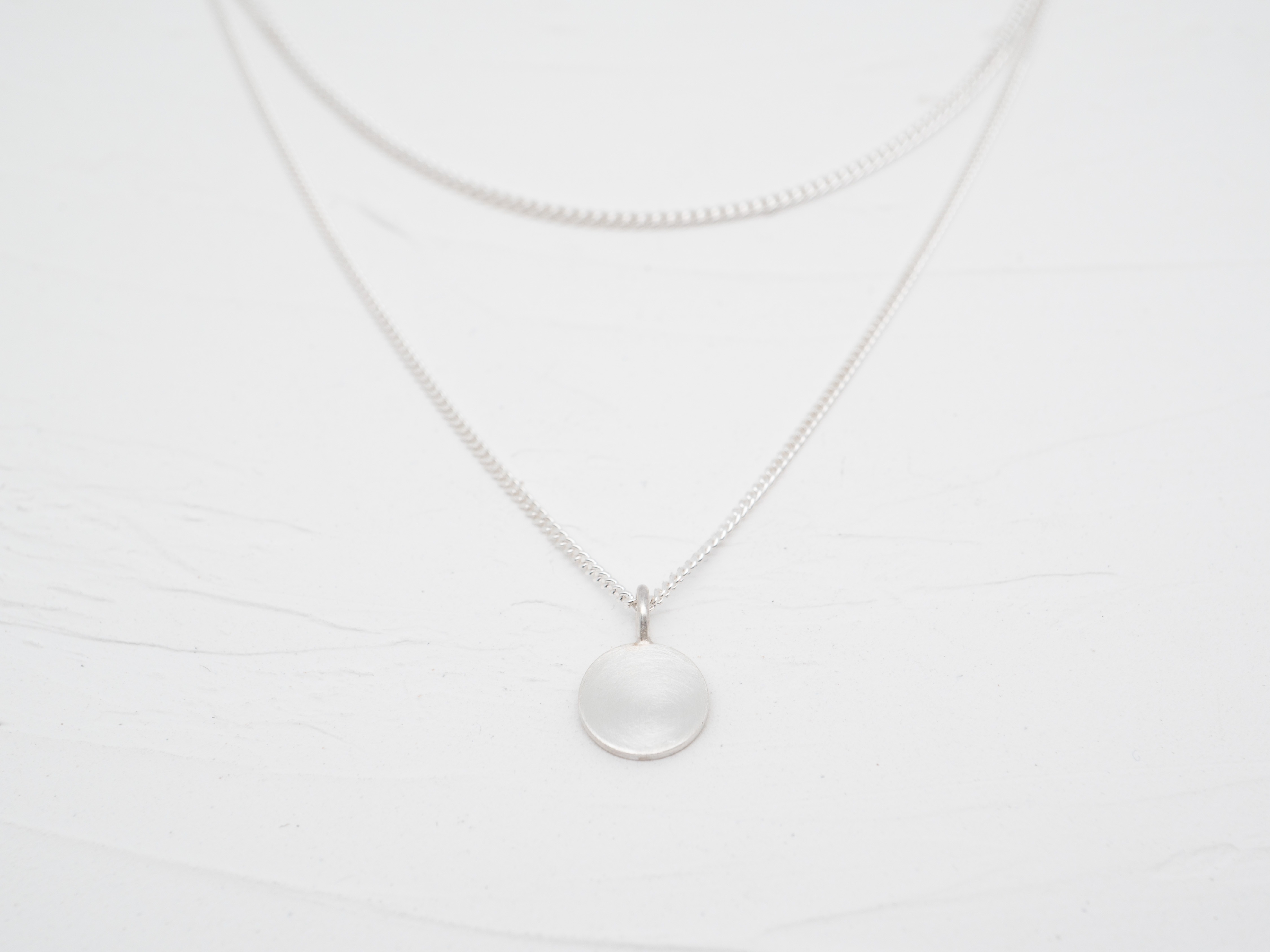 ZWEIREIHIGE HALSKETTE MIT ANHÄNGER