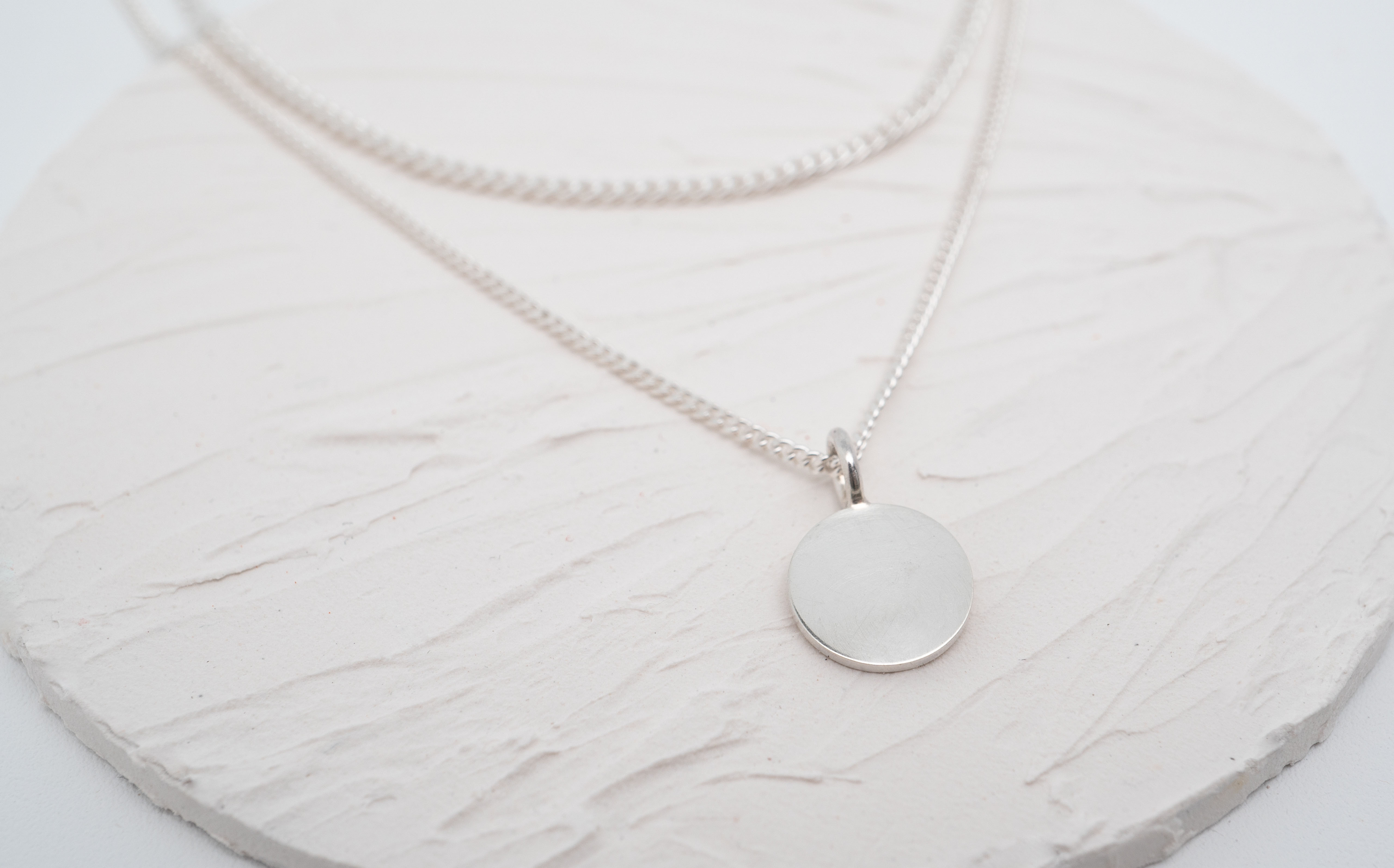 ZWEIREIHIGE HALSKETTE MIT ANHÄNGER