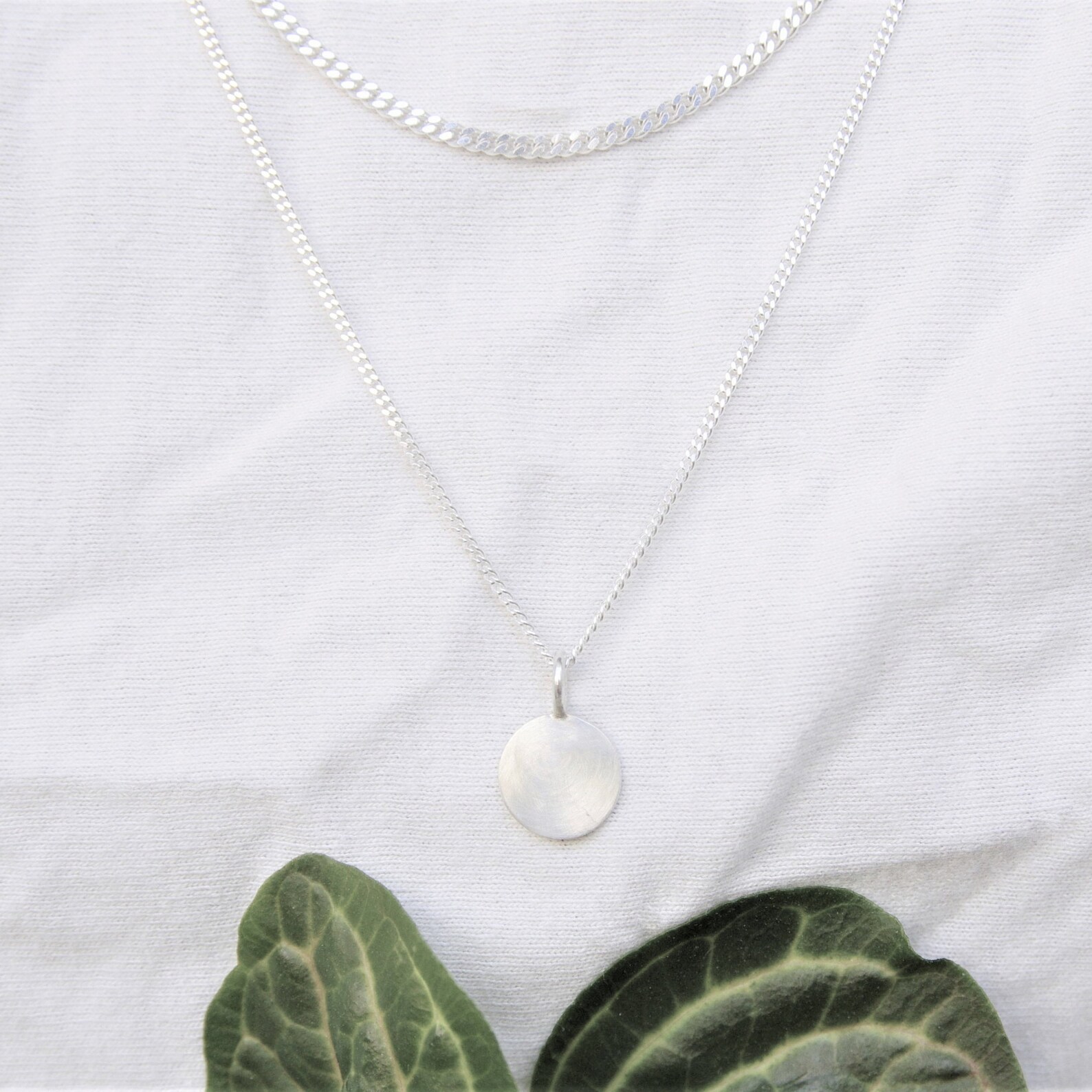 ZWEIREIHIGE HALSKETTE MIT ANHÄNGER