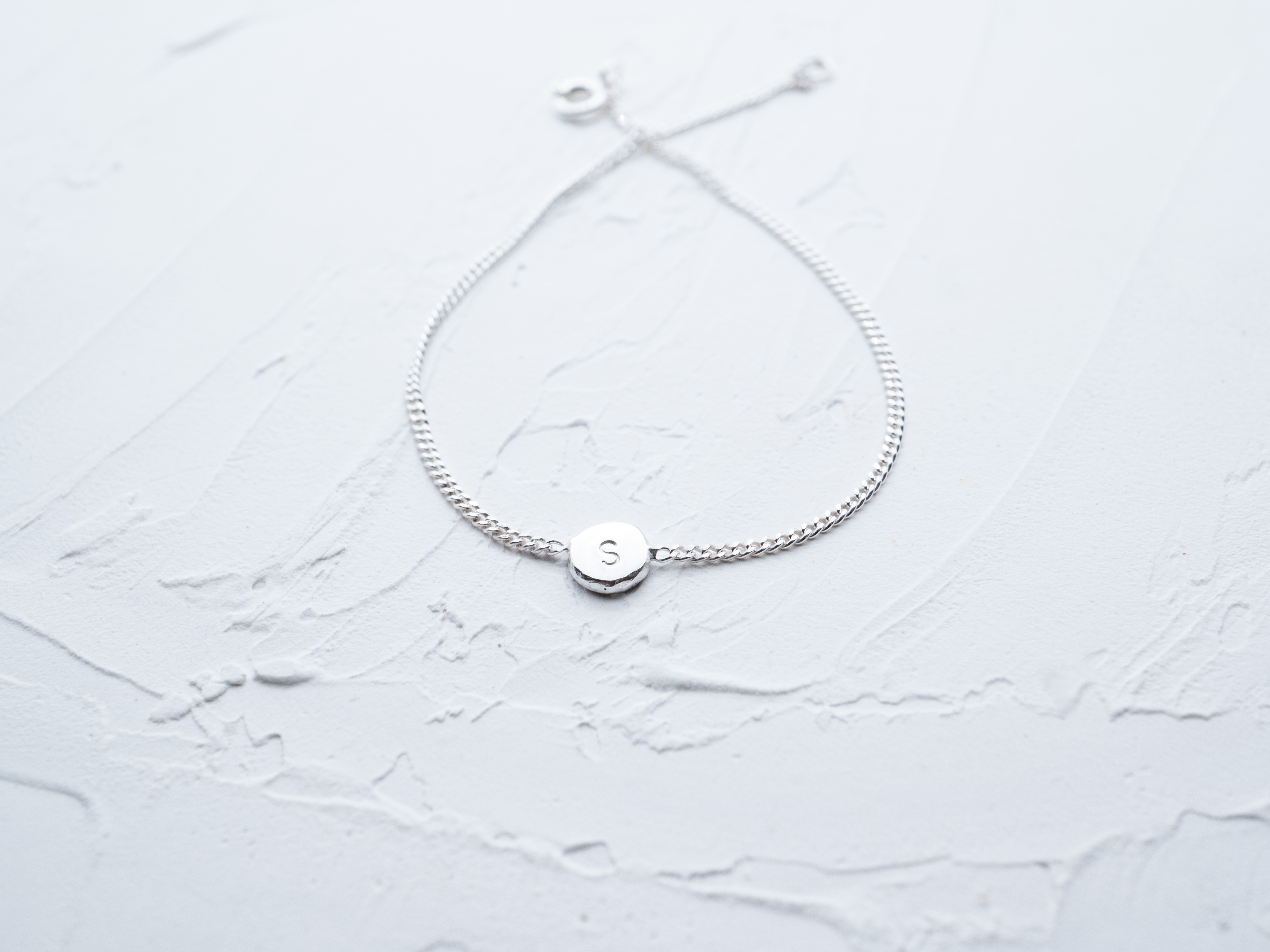 ARMBAND MIT BUCHSTABE