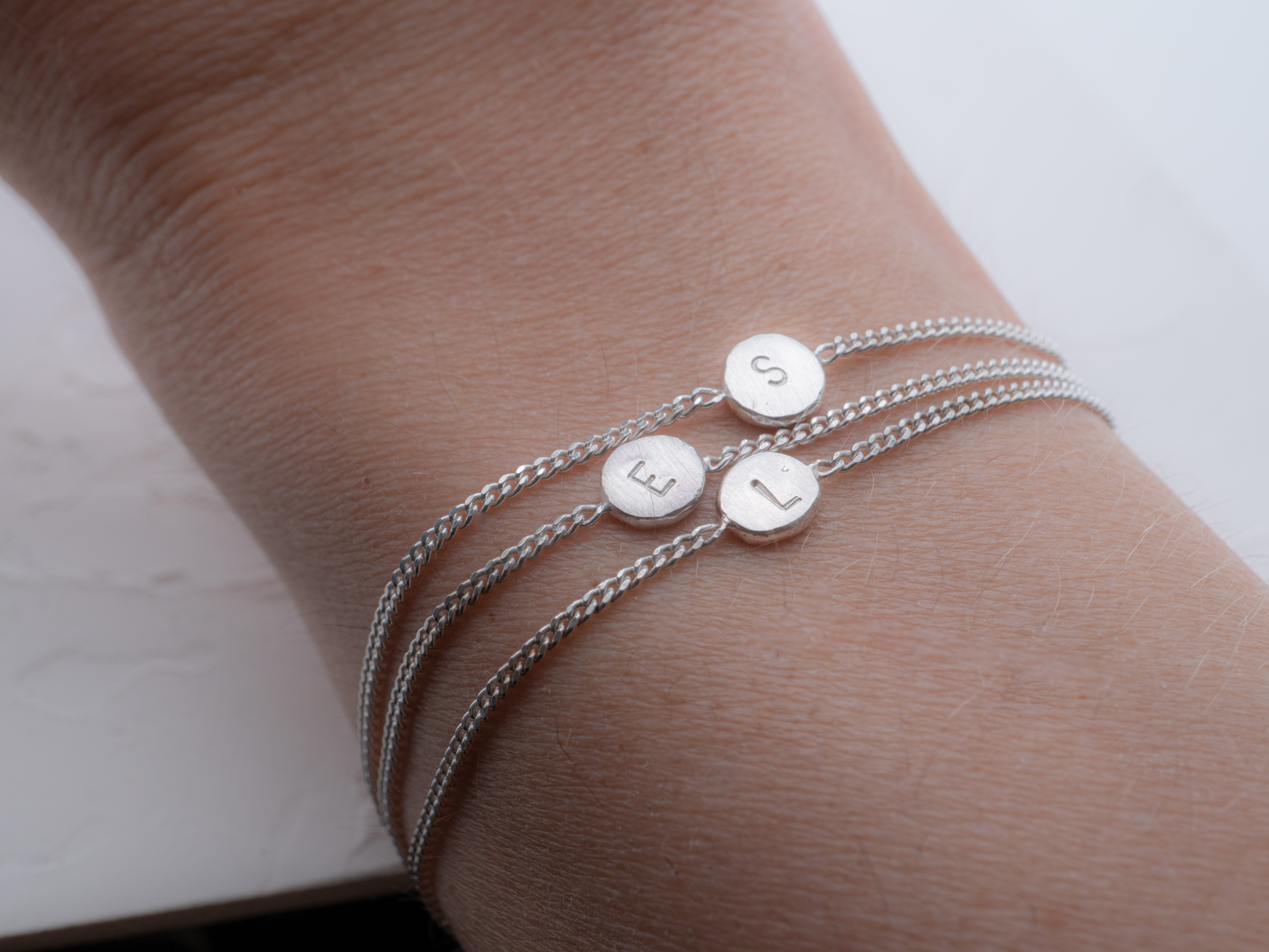 ARMBAND MIT BUCHSTABE