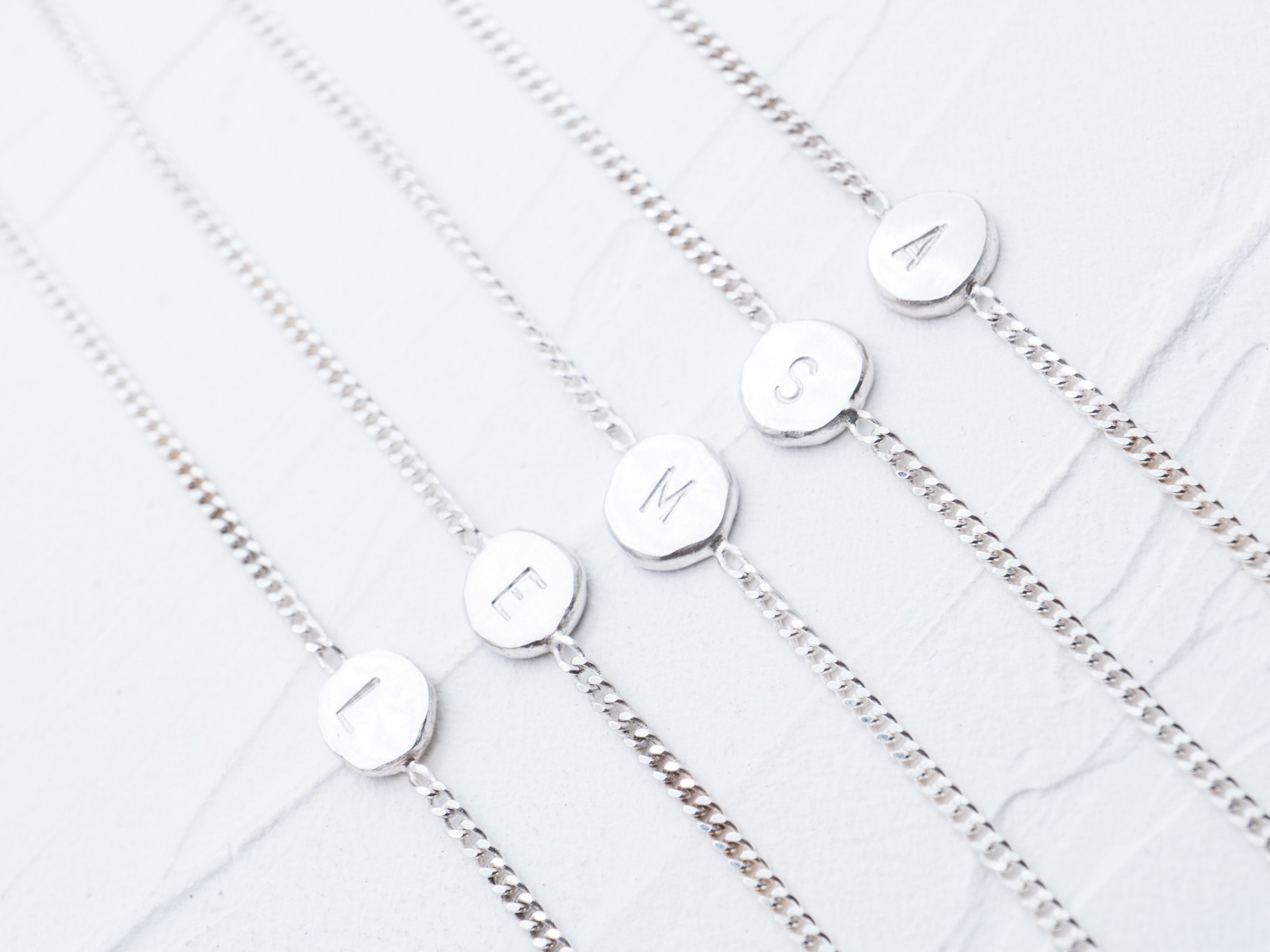 ARMBAND MIT BUCHSTABE